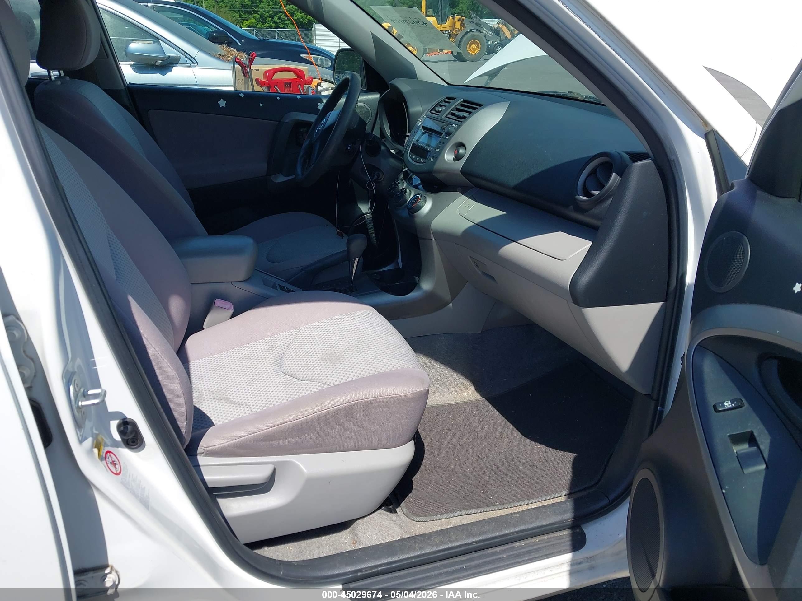 TOYOTA RAV4 image 5