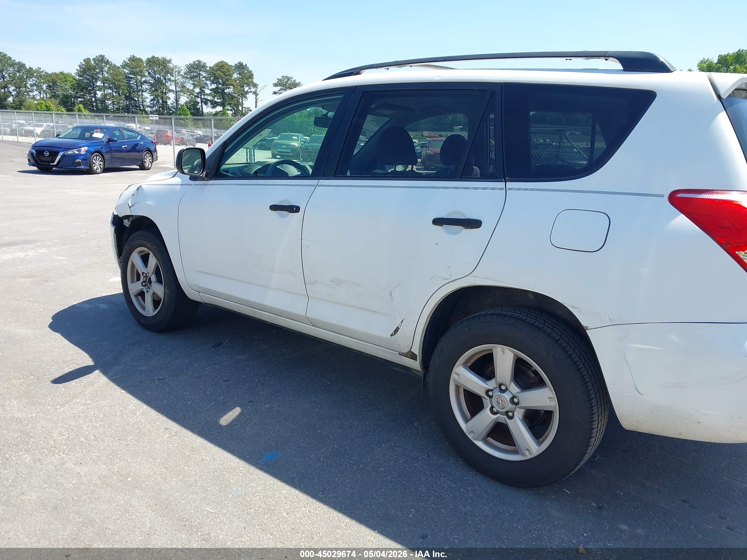 TOYOTA RAV4 image 6
