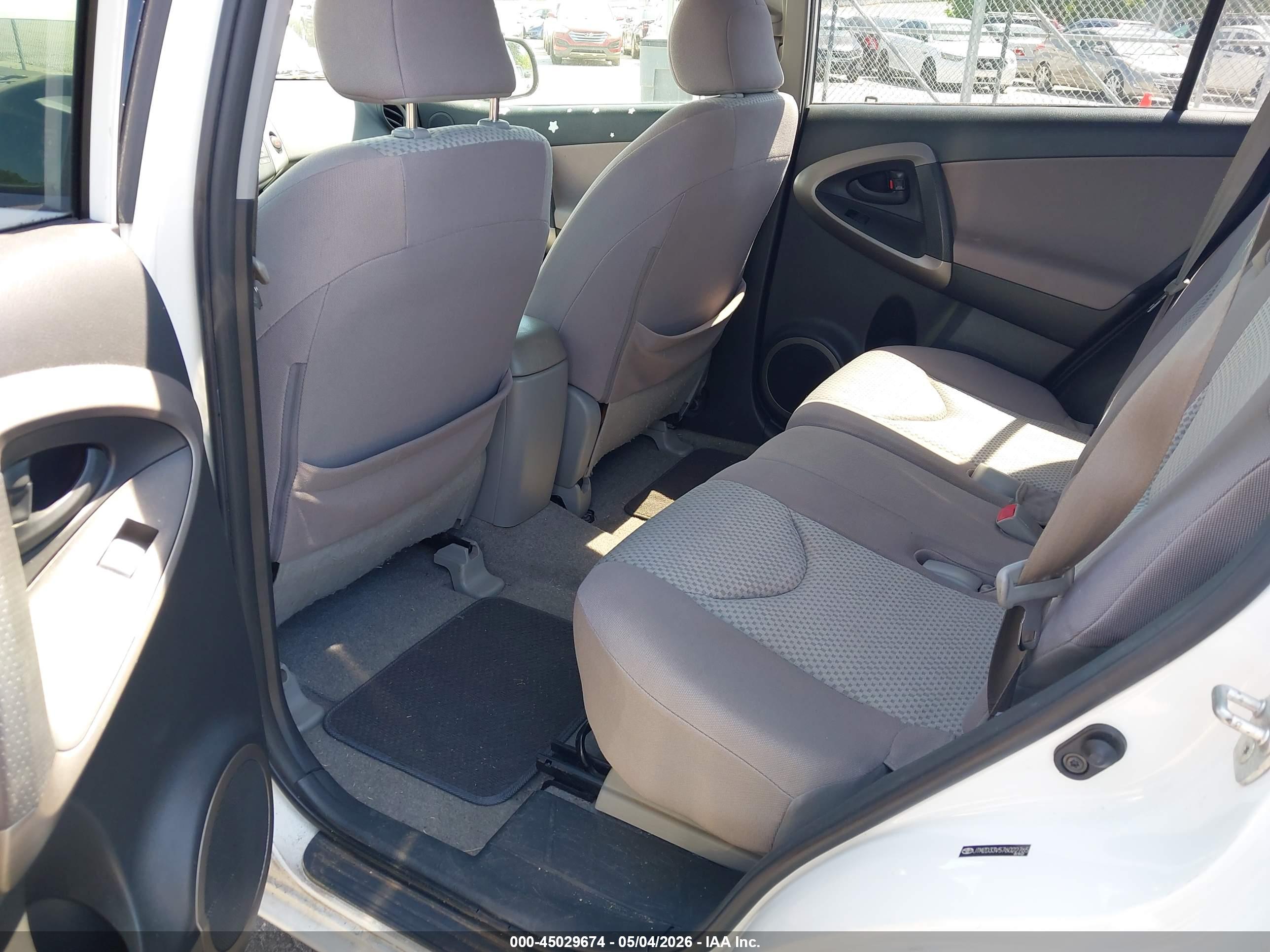 TOYOTA RAV4 image 8