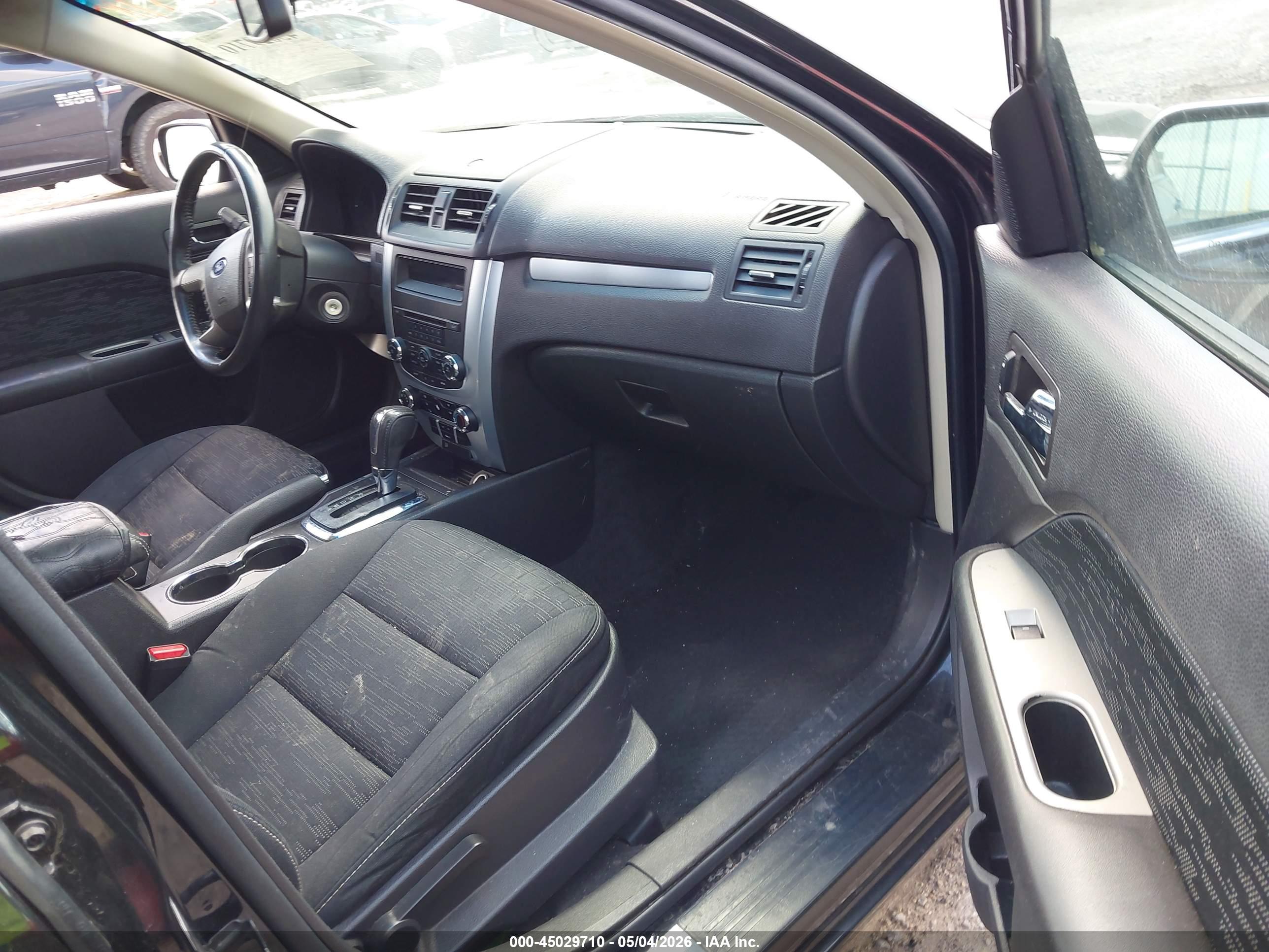 FORD FUSION image 5