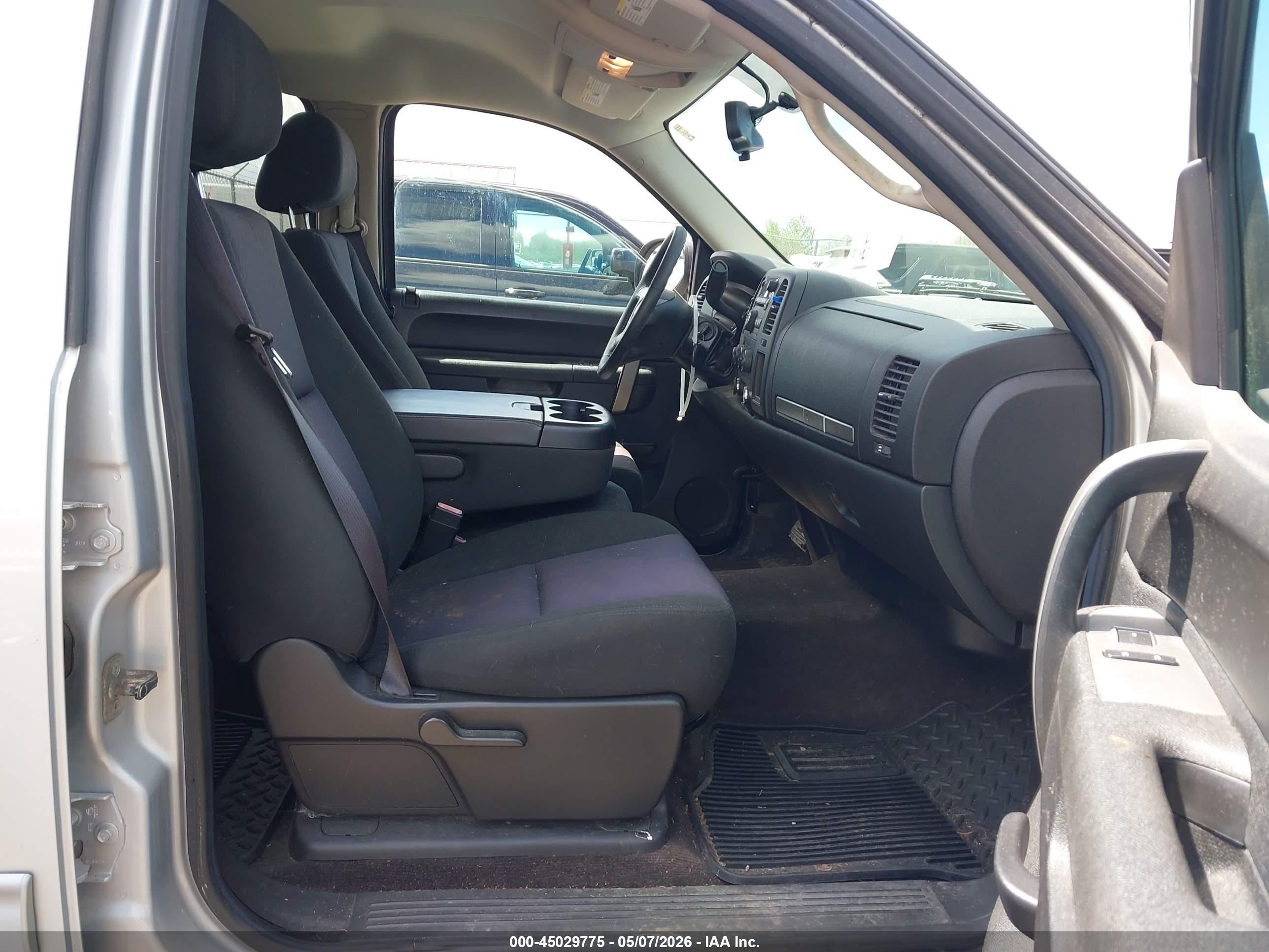 CHEVROLET SILVERADO image 5