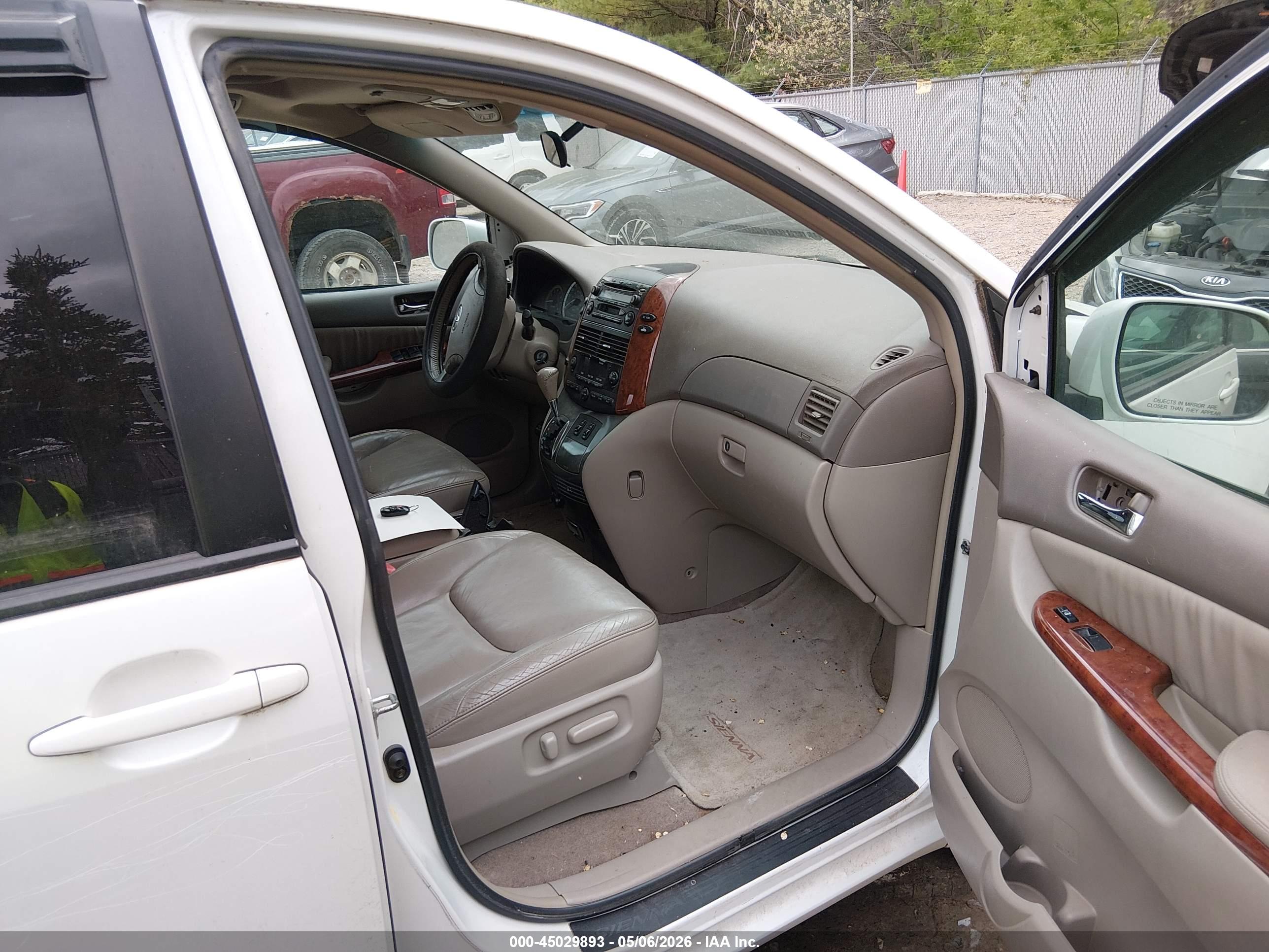 TOYOTA SIENNA image 5