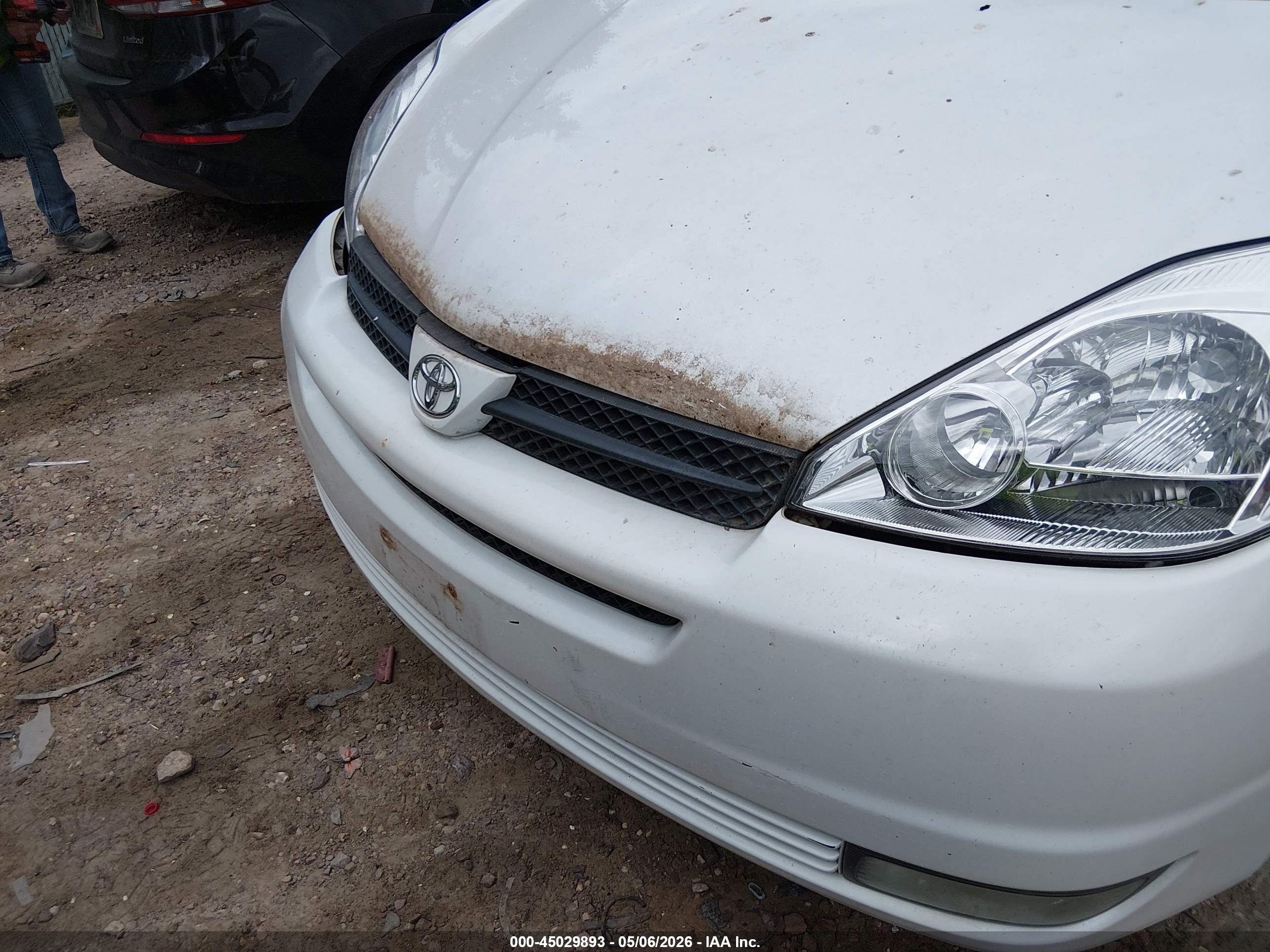 TOYOTA SIENNA image 6