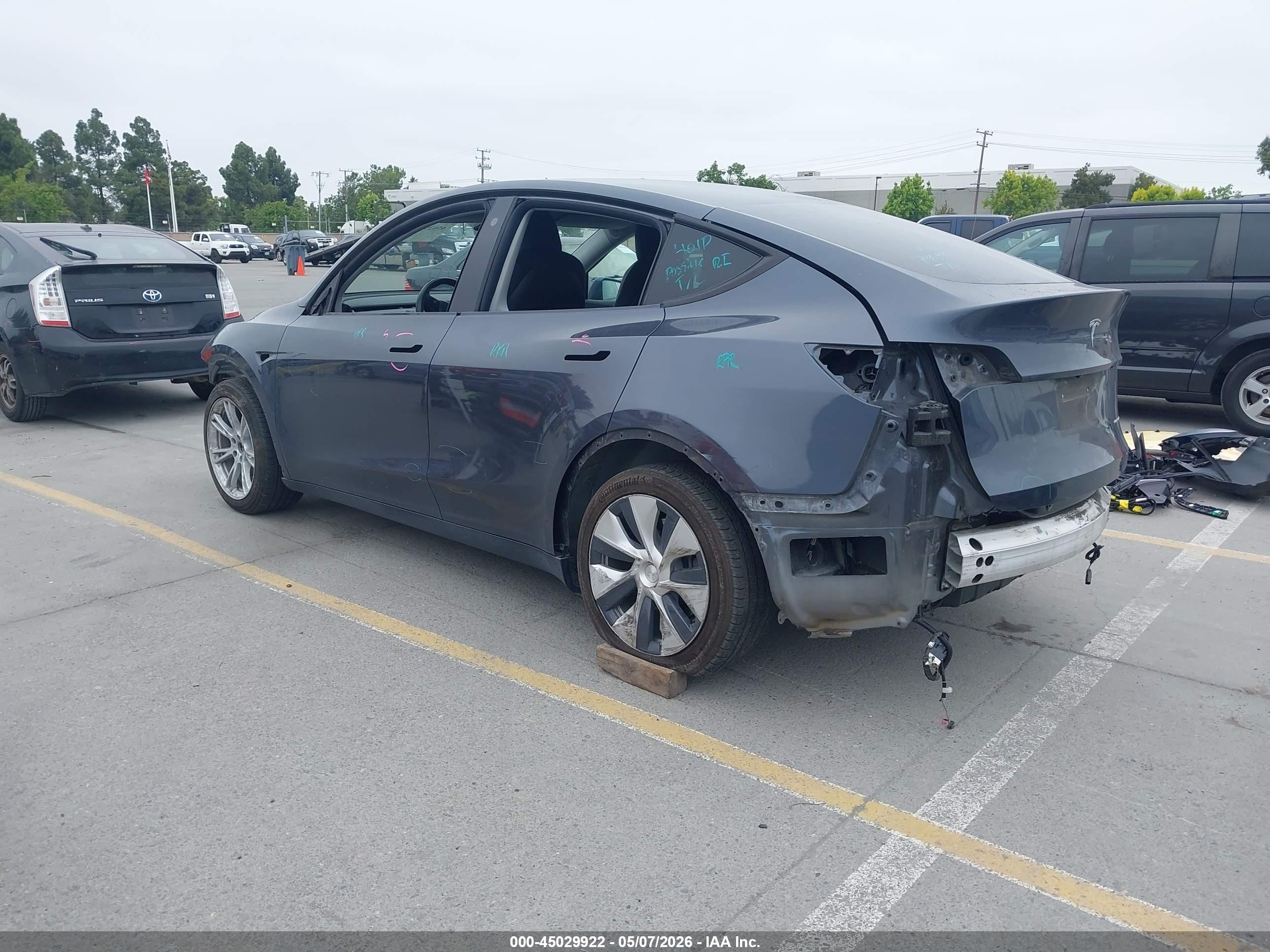 TESLA MODEL image 3