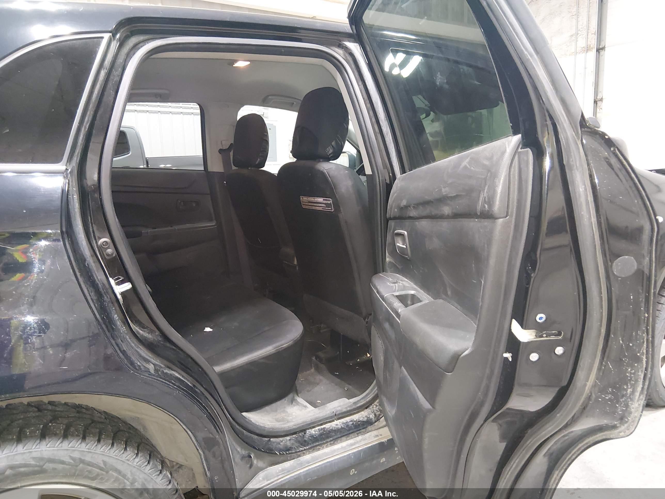 MITSUBISHI OUTLANDER image 8