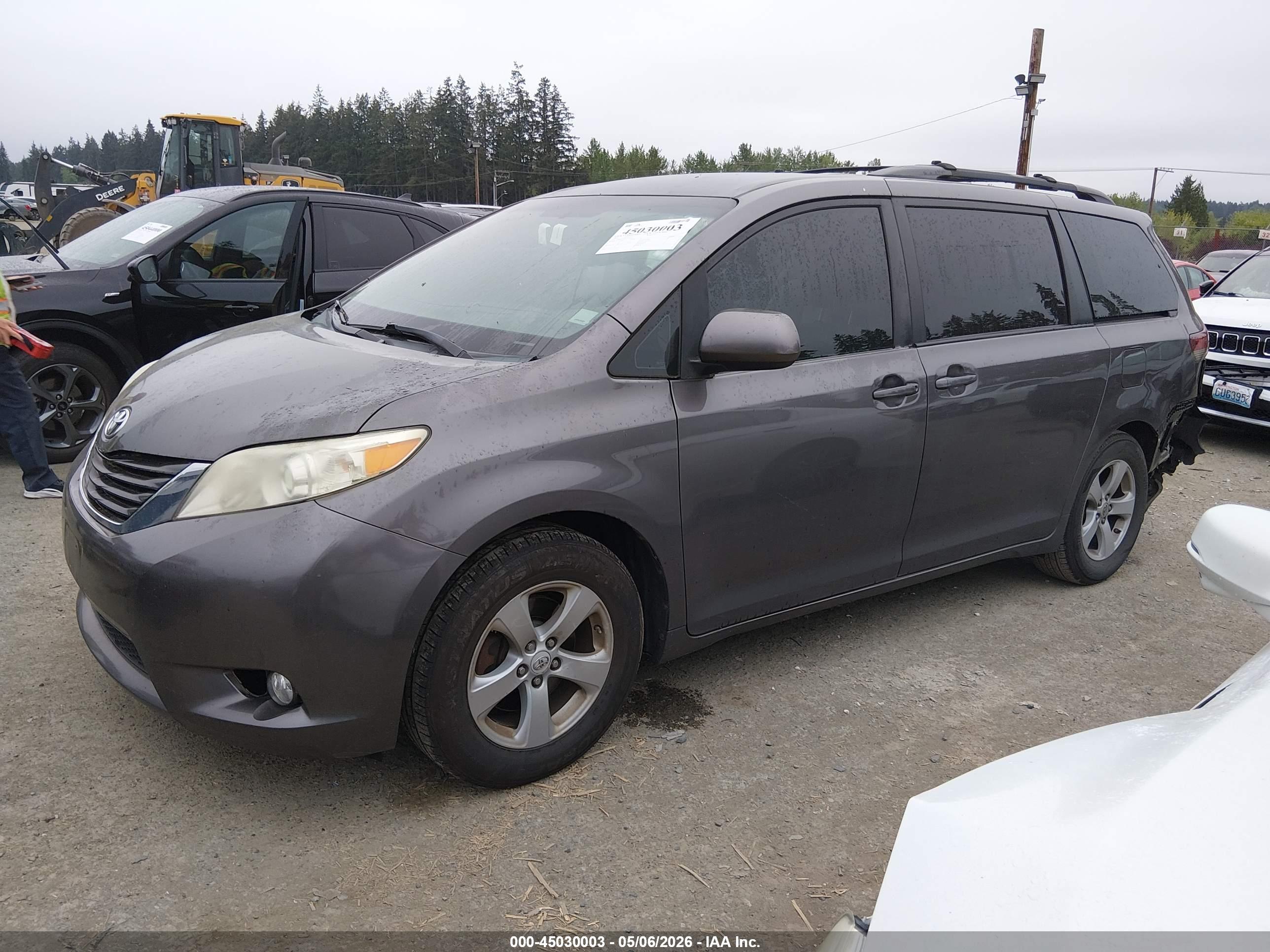 TOYOTA SIENNA image 2