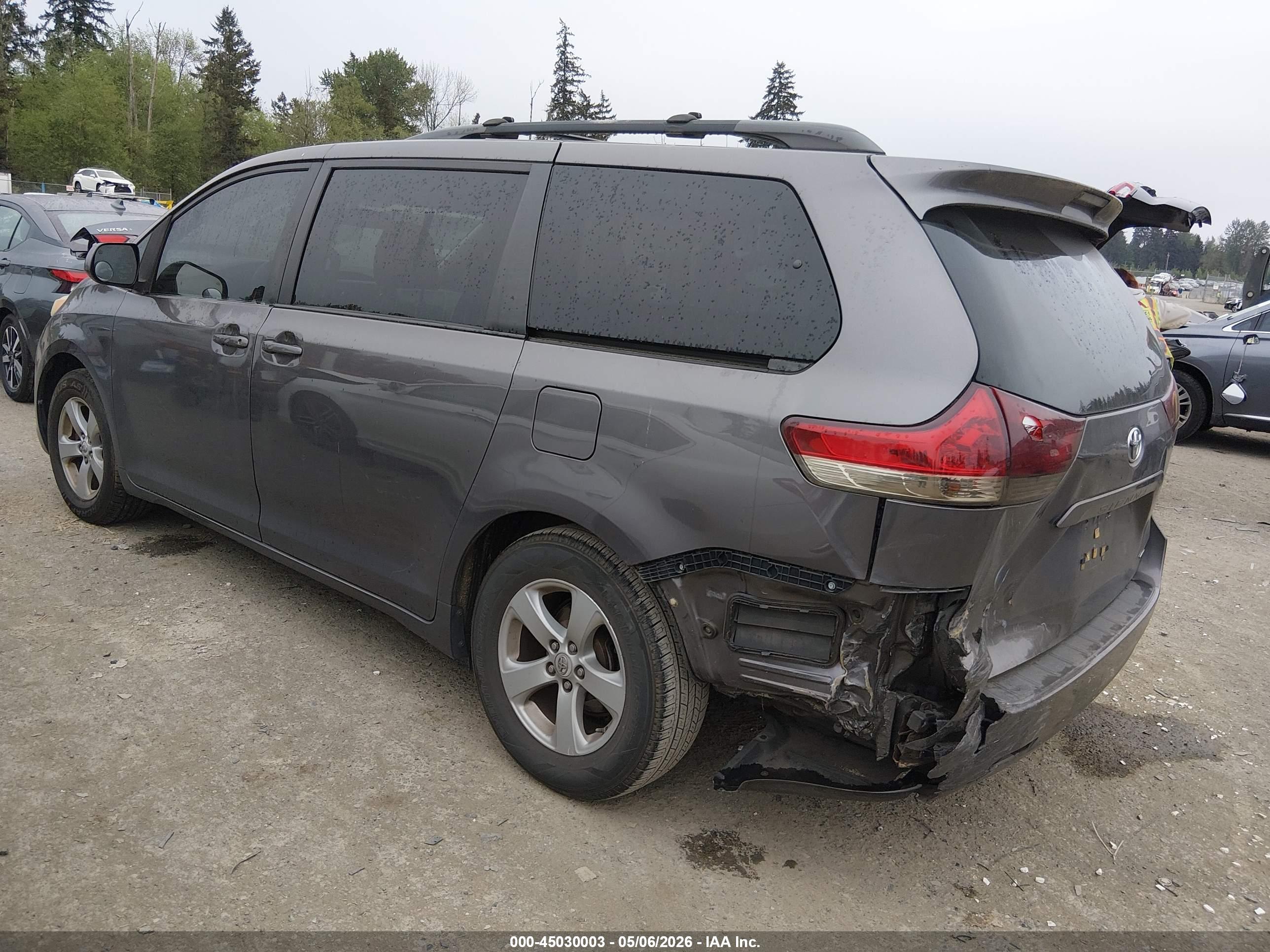 TOYOTA SIENNA image 3