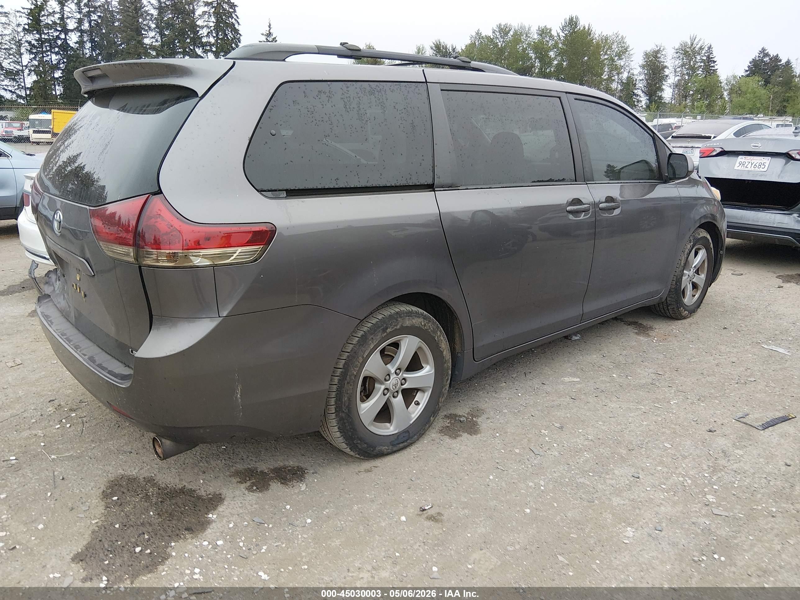 TOYOTA SIENNA image 4