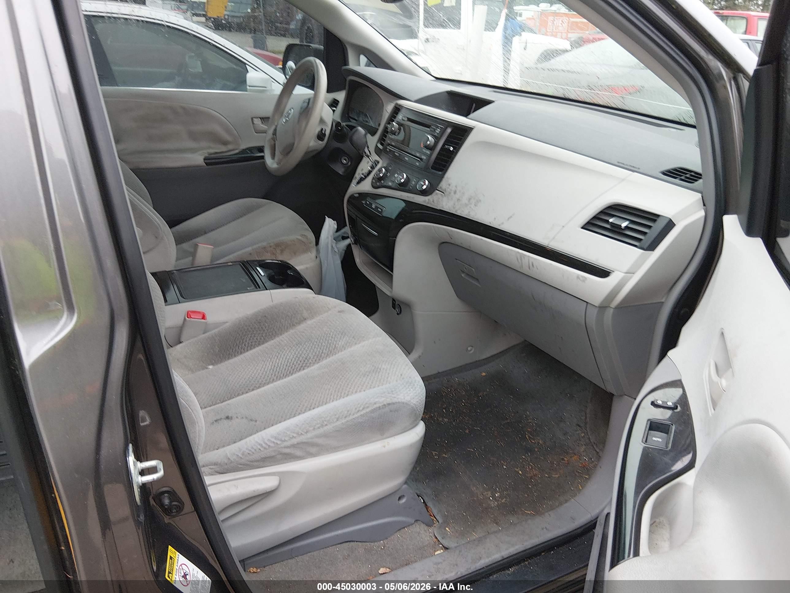 TOYOTA SIENNA image 5