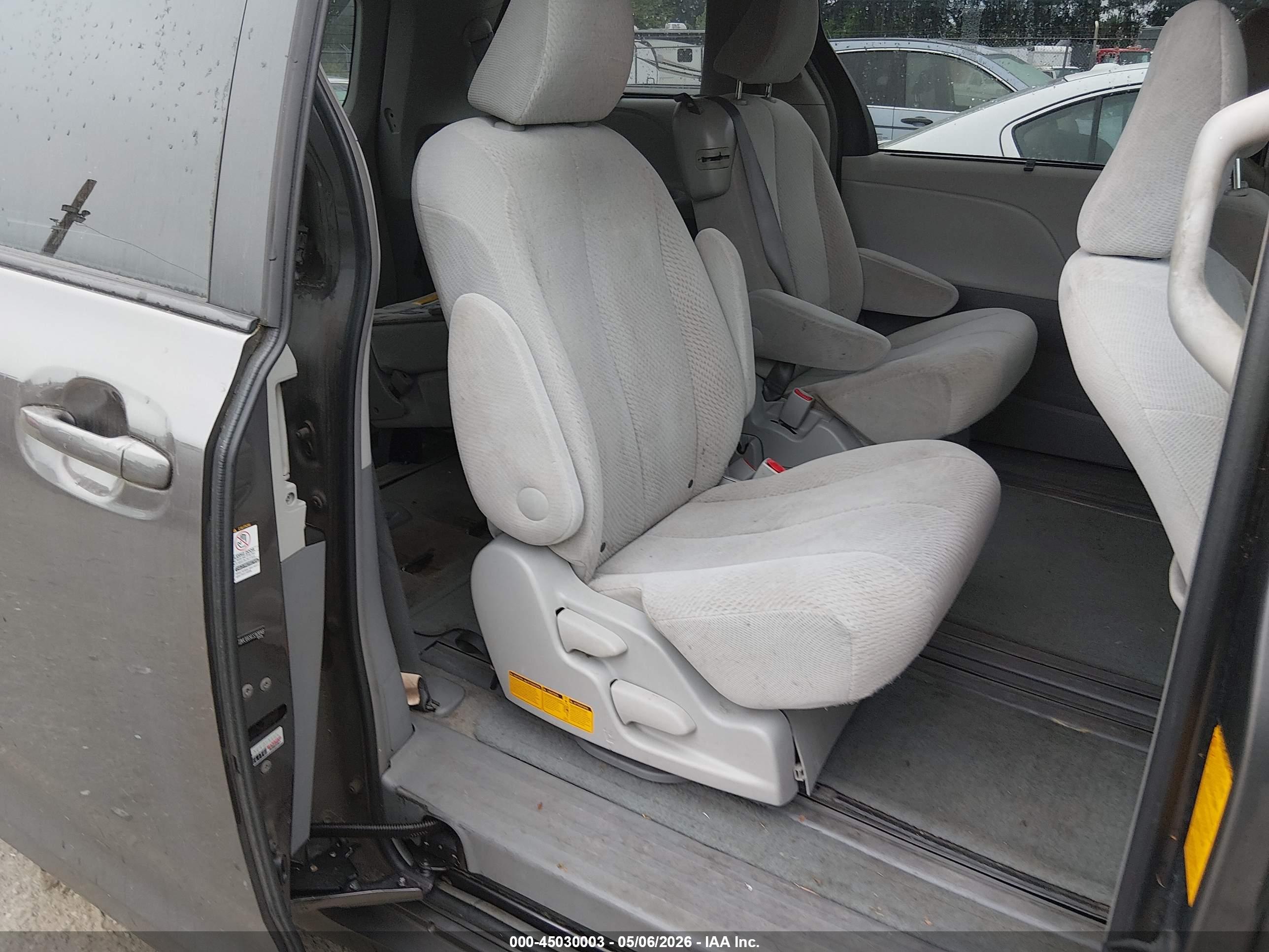 TOYOTA SIENNA image 8