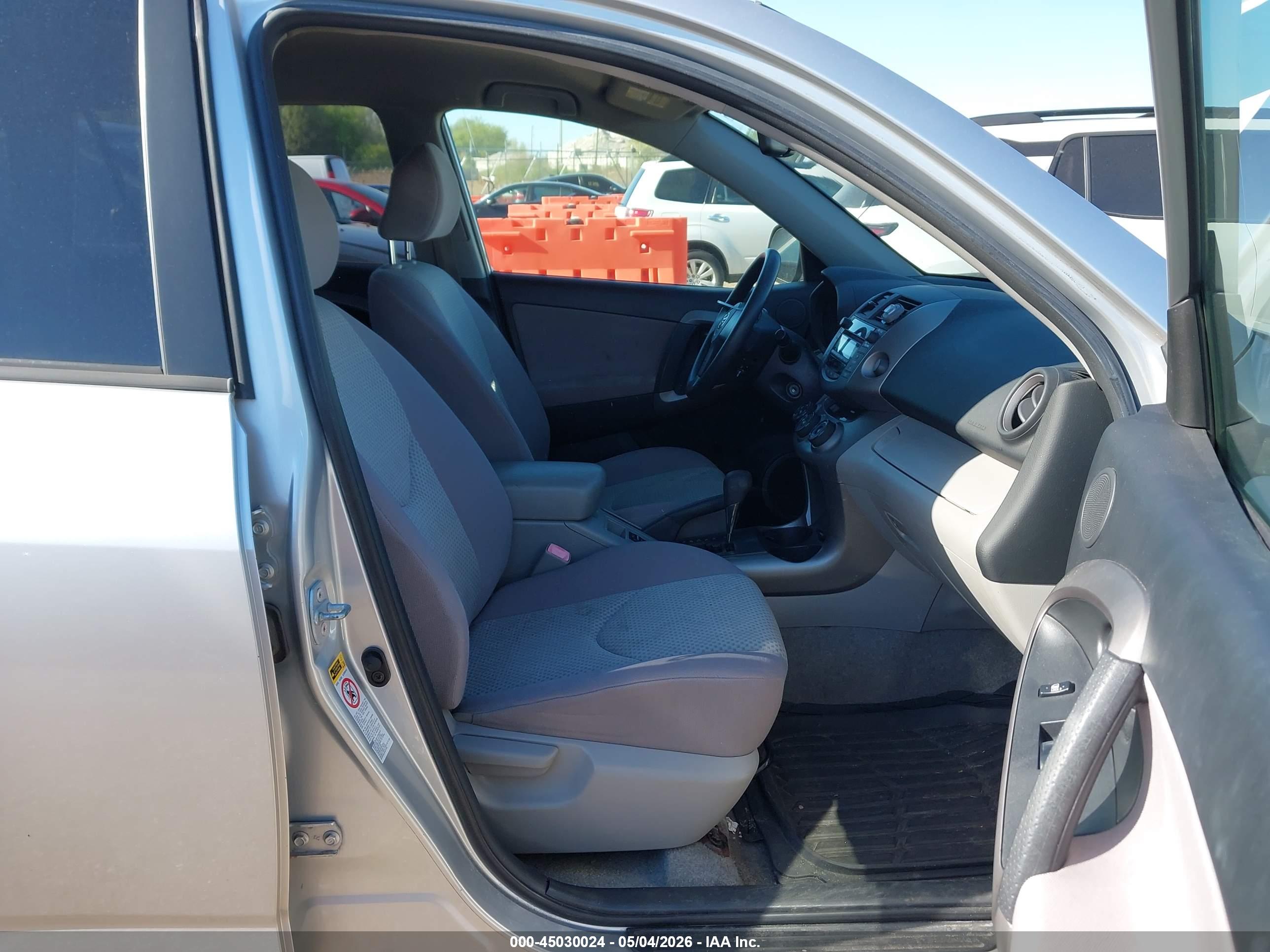 TOYOTA RAV4 image 5
