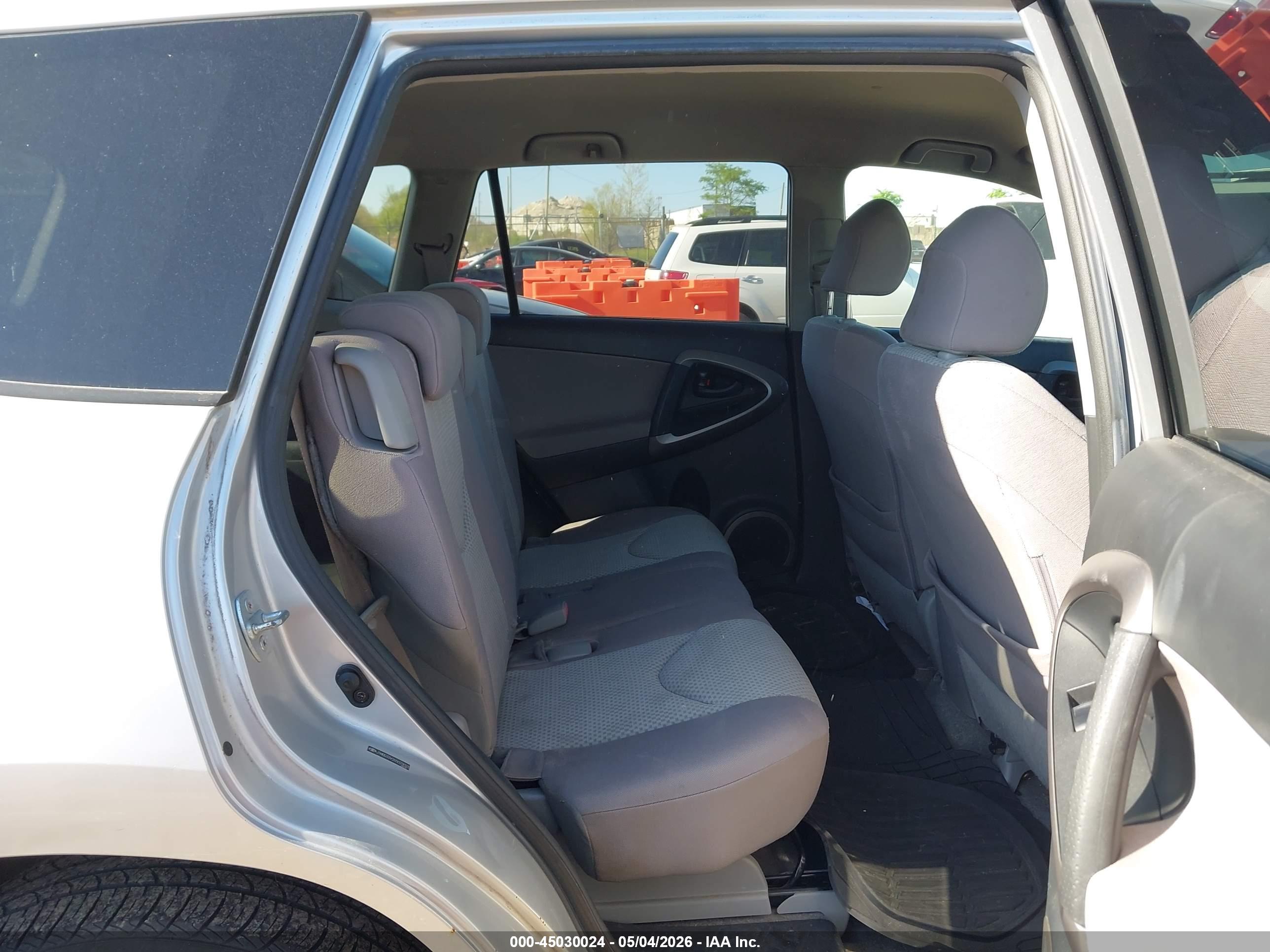 TOYOTA RAV4 image 8