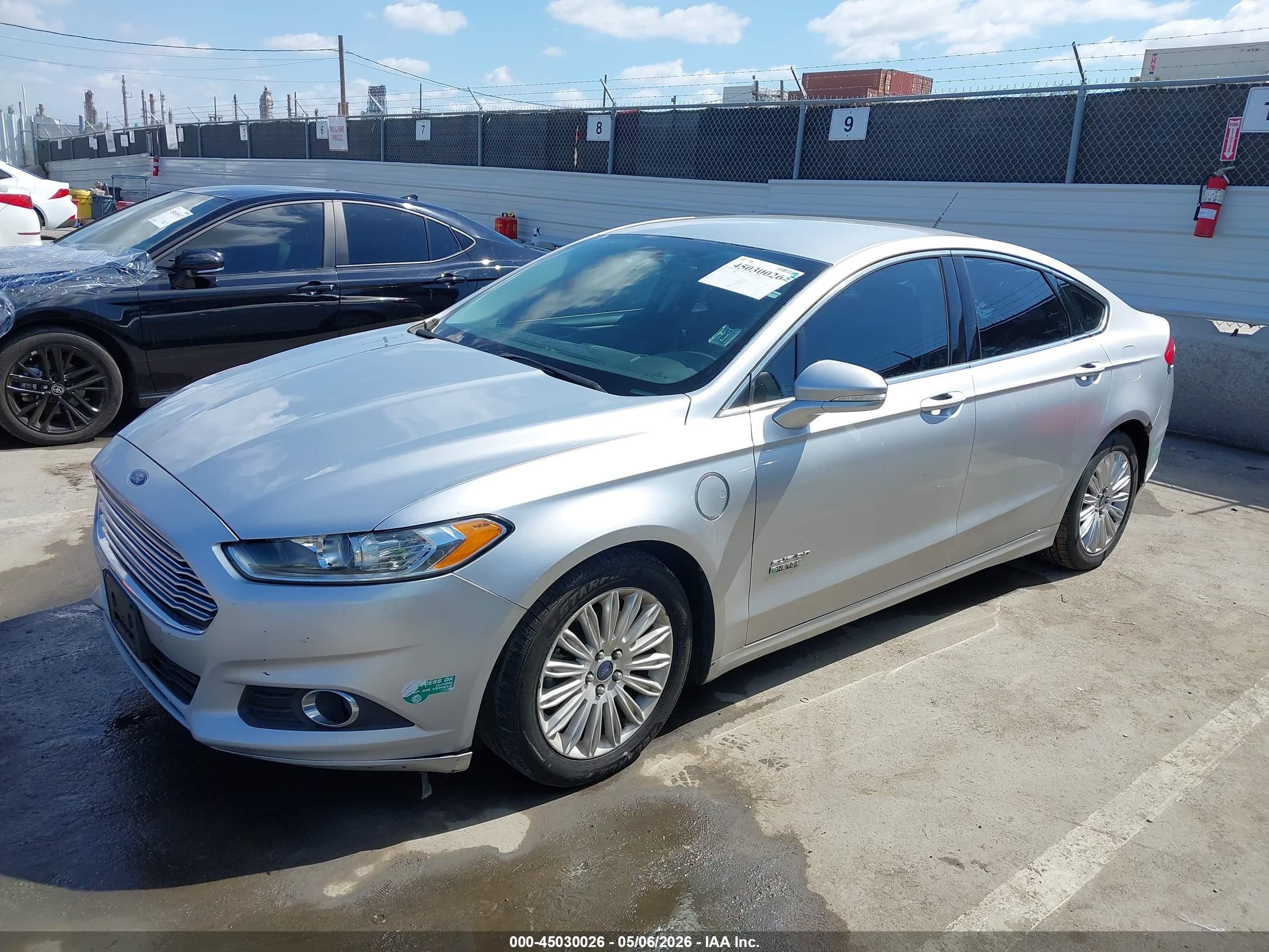 FORD FUSION image 2