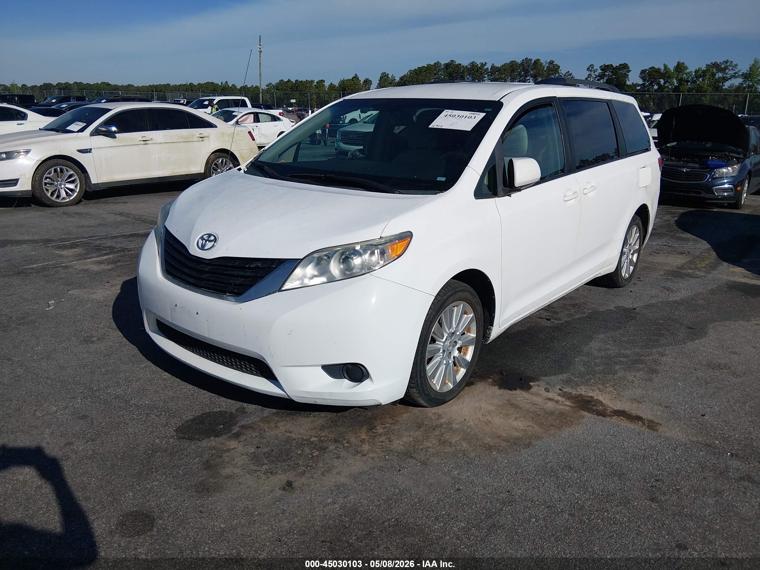 TOYOTA SIENNA image 2