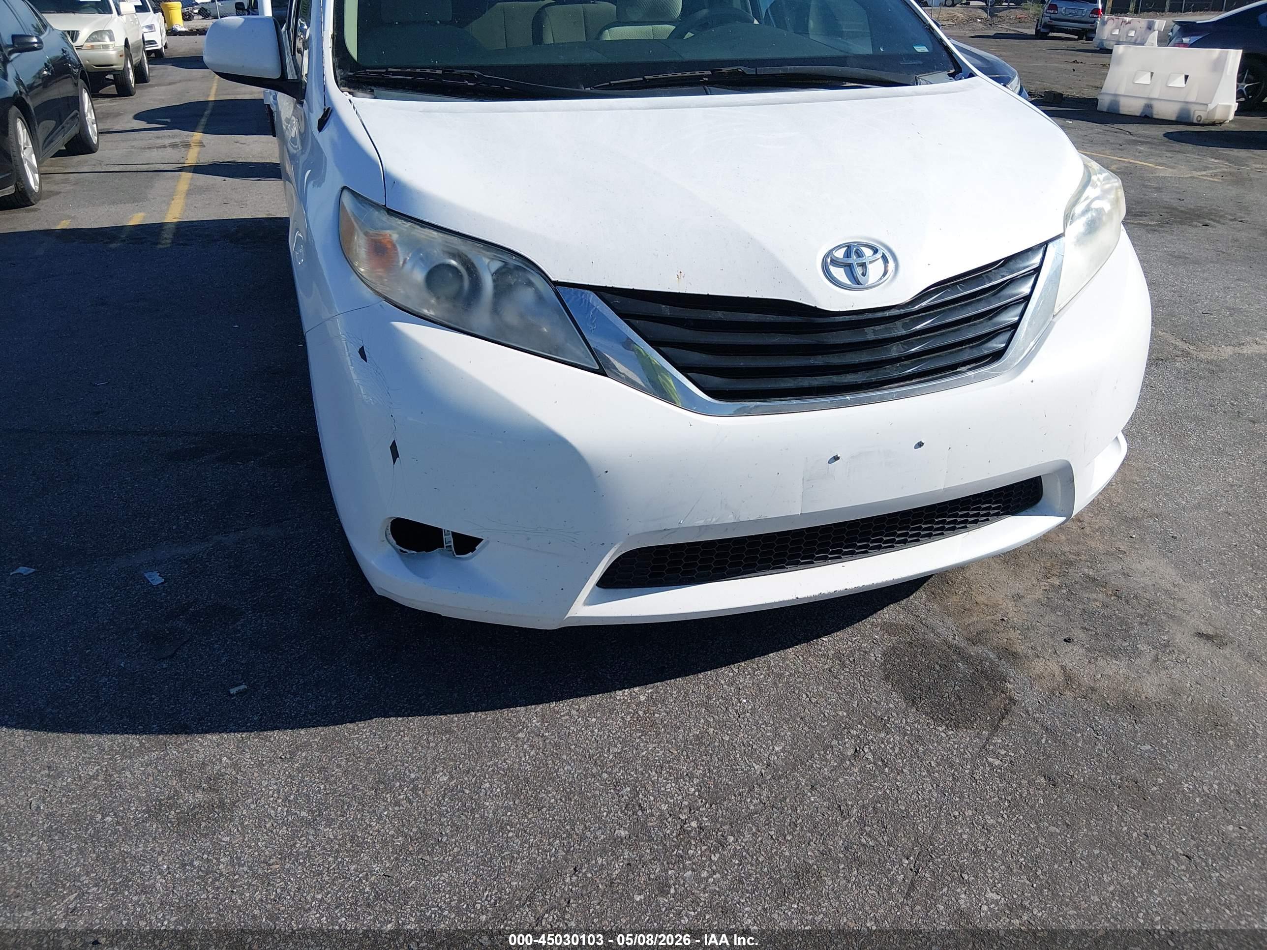 TOYOTA SIENNA image 6