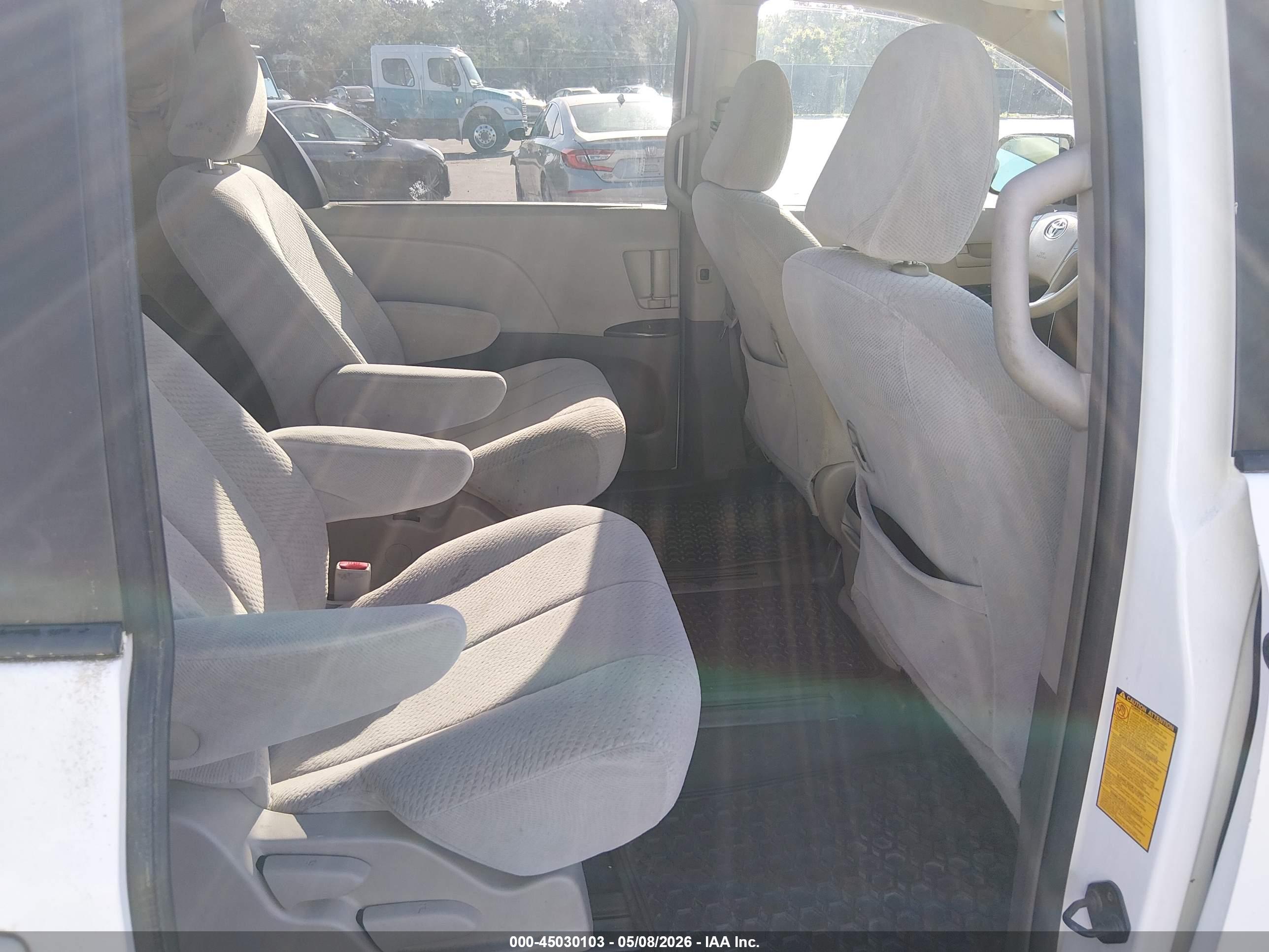 TOYOTA SIENNA image 8