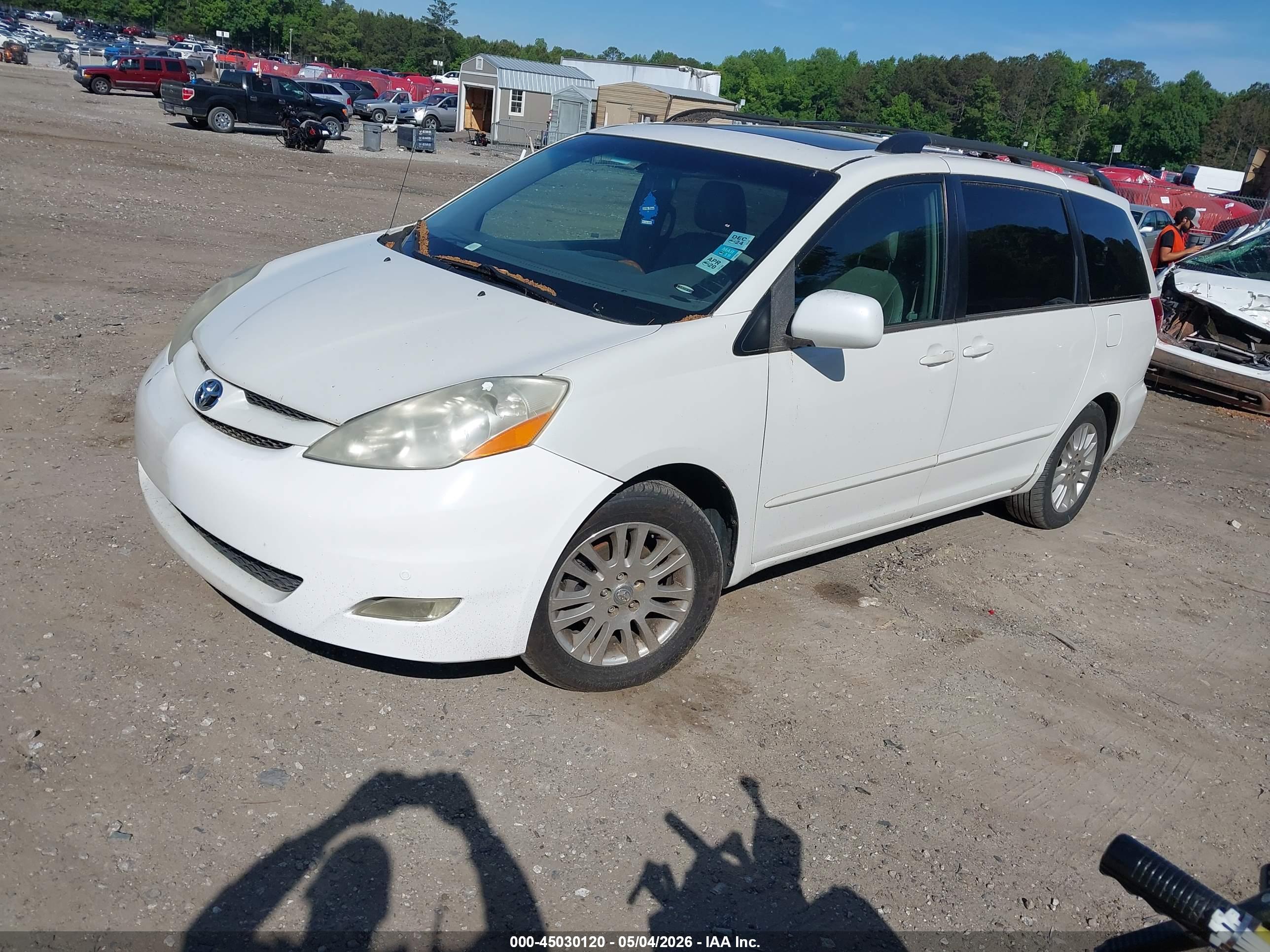 TOYOTA SIENNA image 2