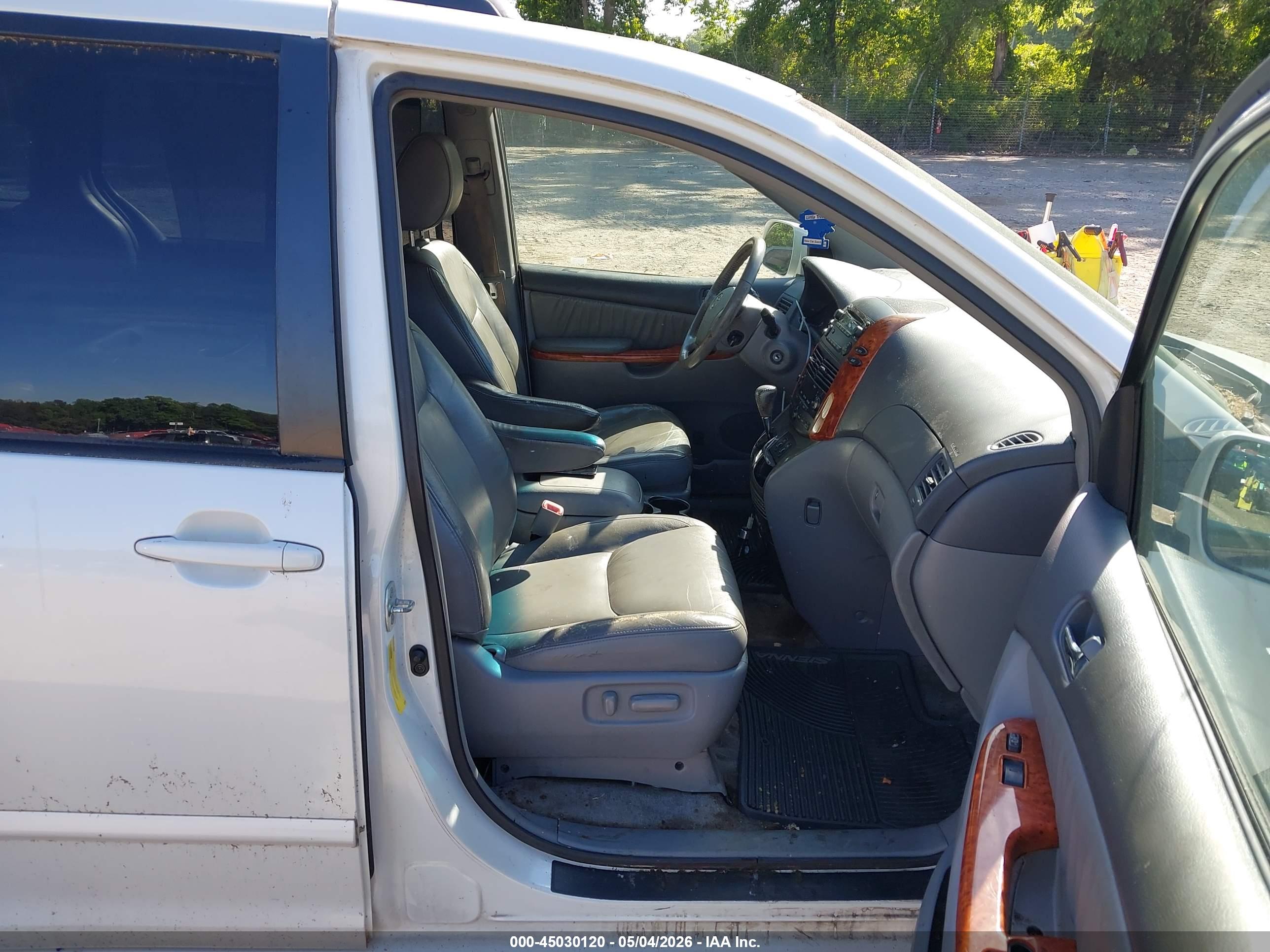 TOYOTA SIENNA image 5