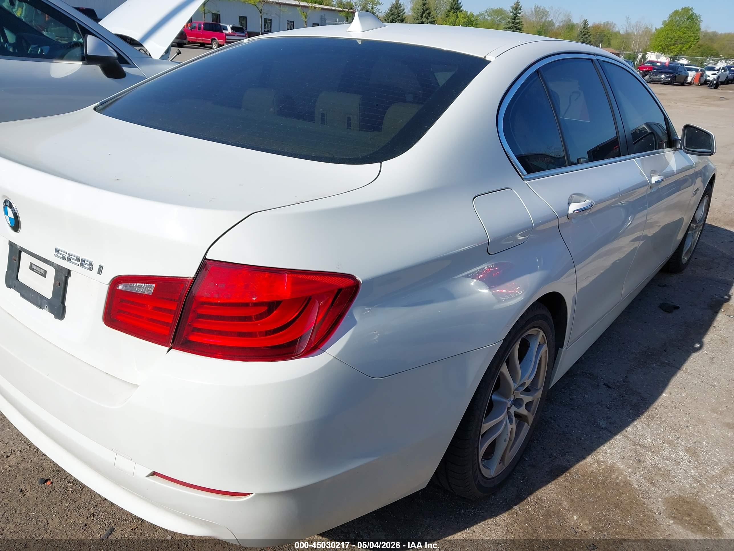 BMW 528I image 4