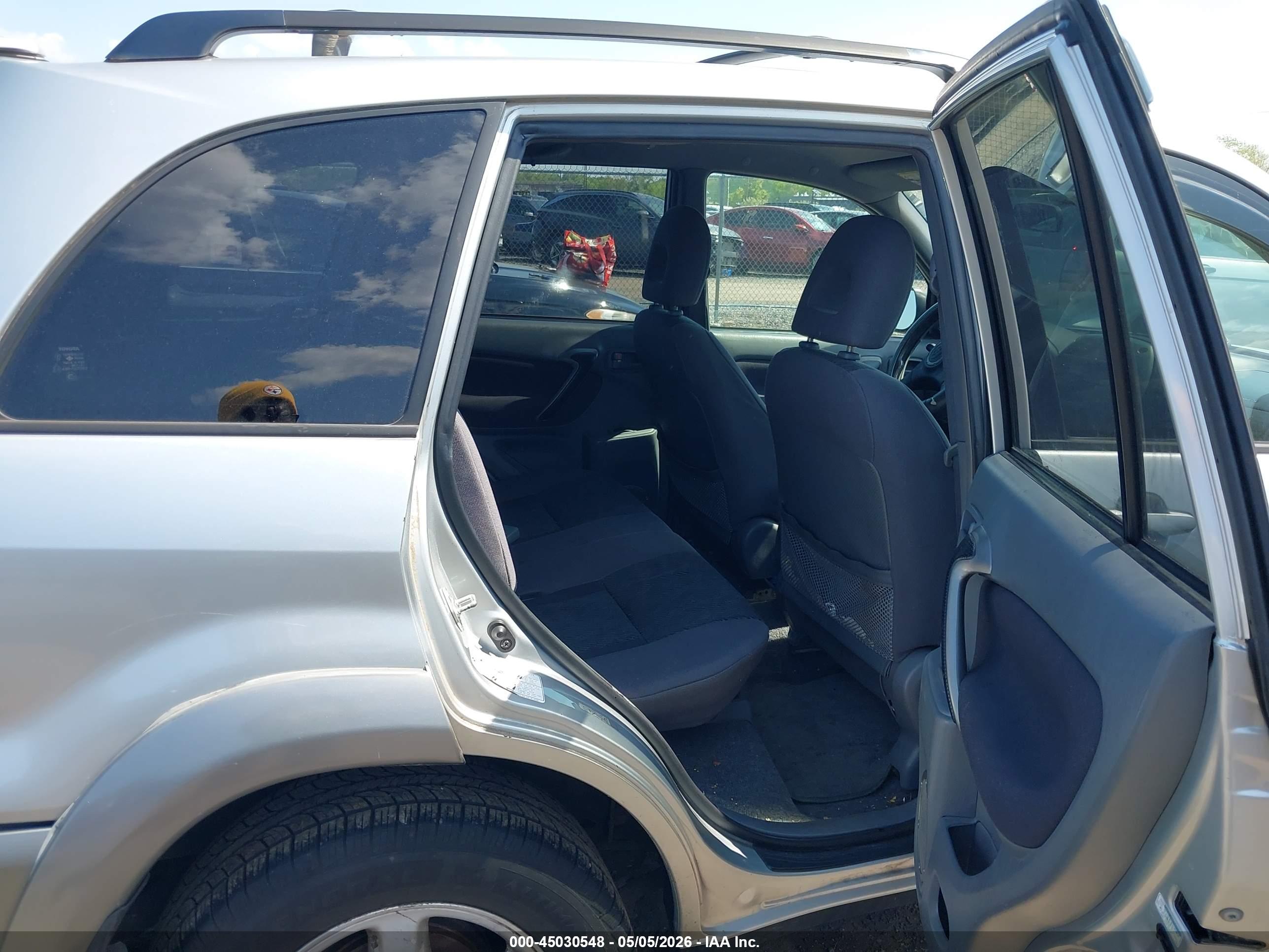 TOYOTA RAV4 image 8