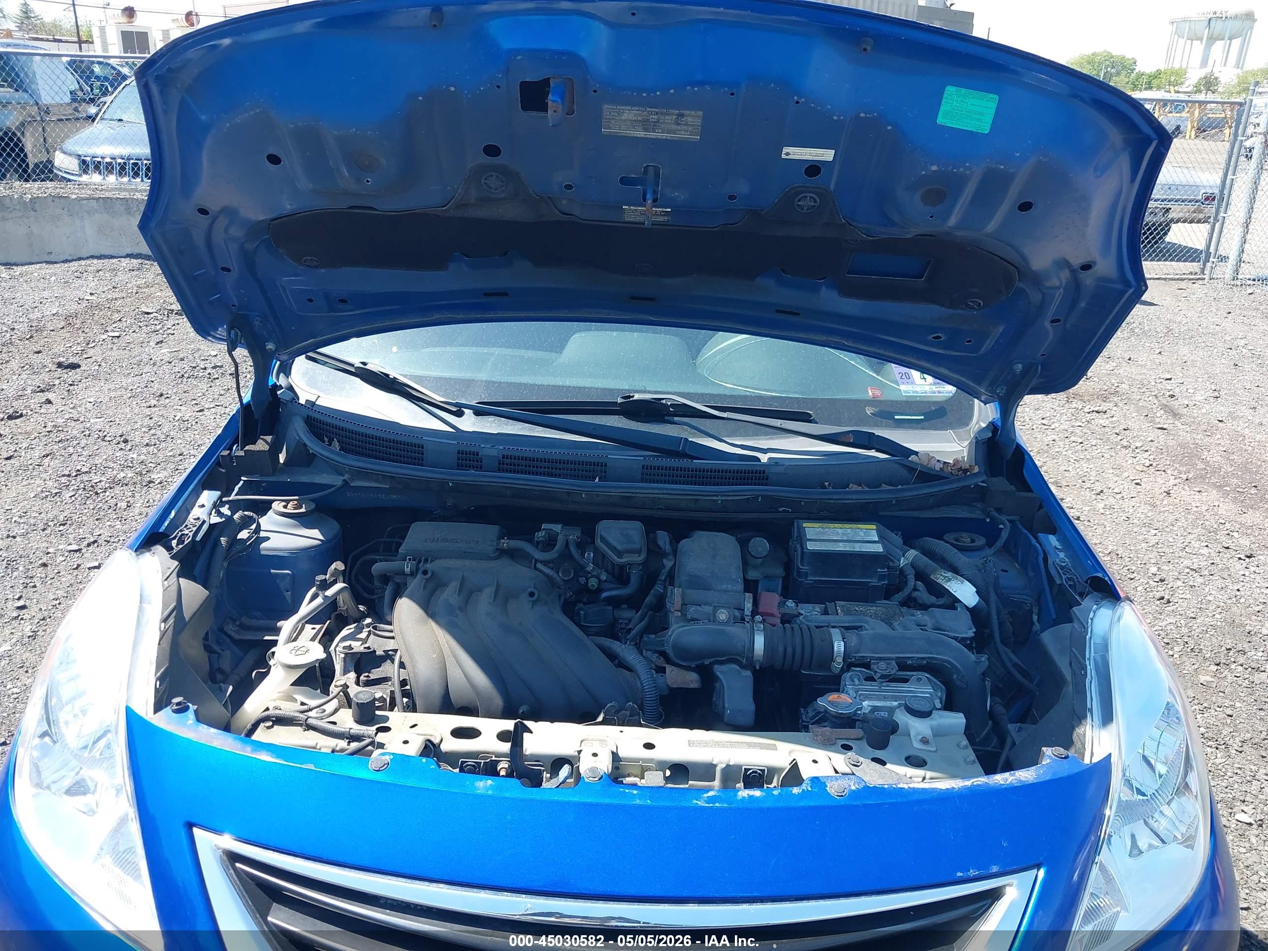 NISSAN VERSA image 10