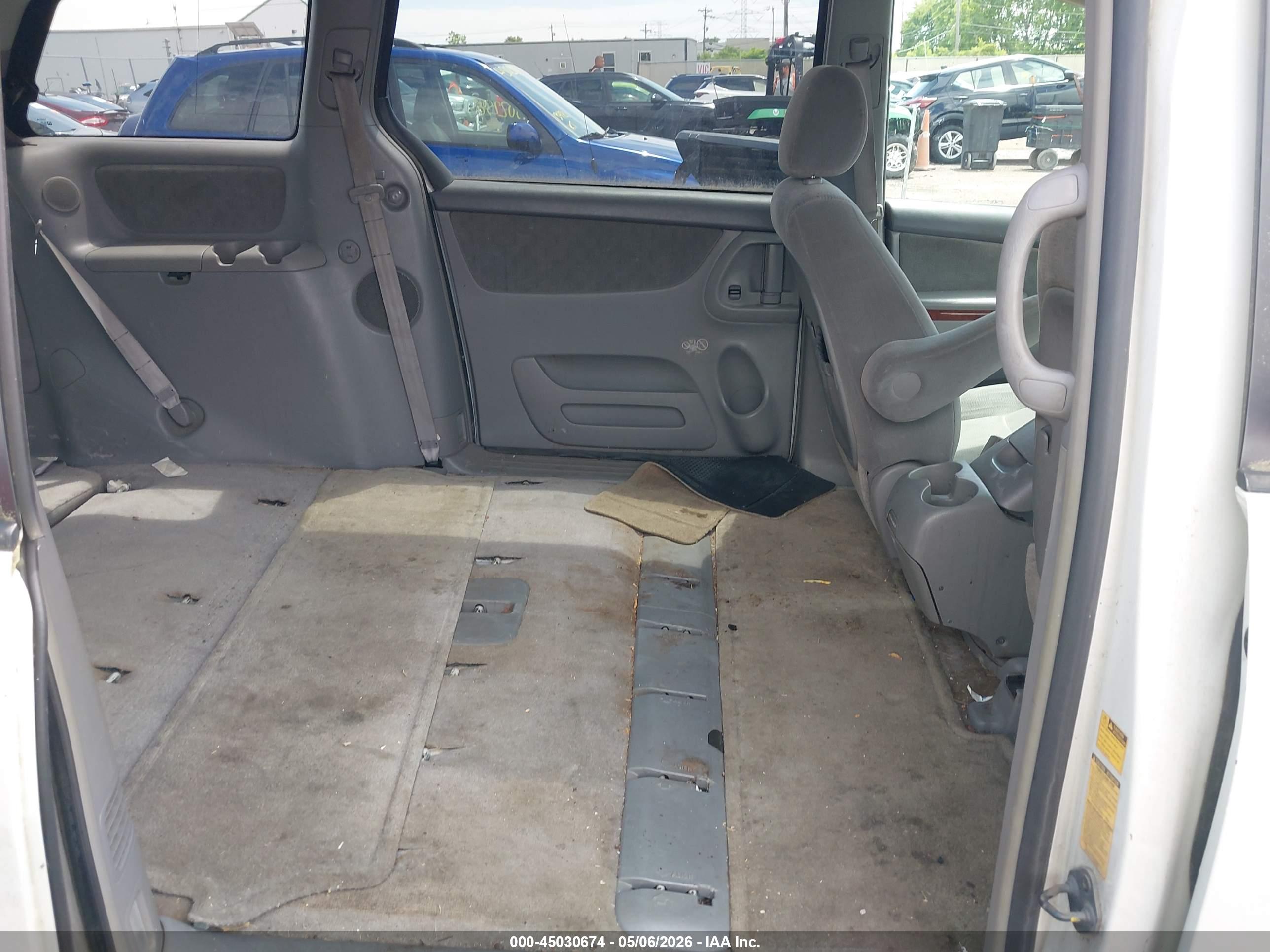 TOYOTA SIENNA image 8