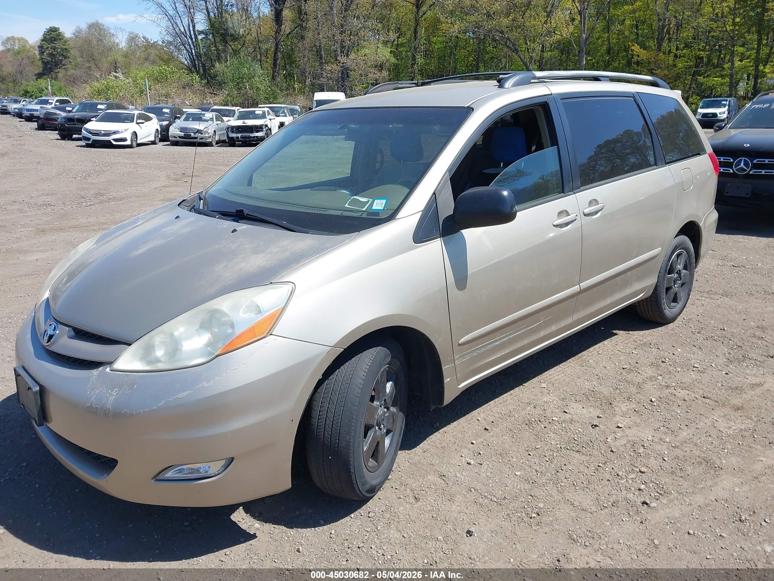 TOYOTA SIENNA image 2