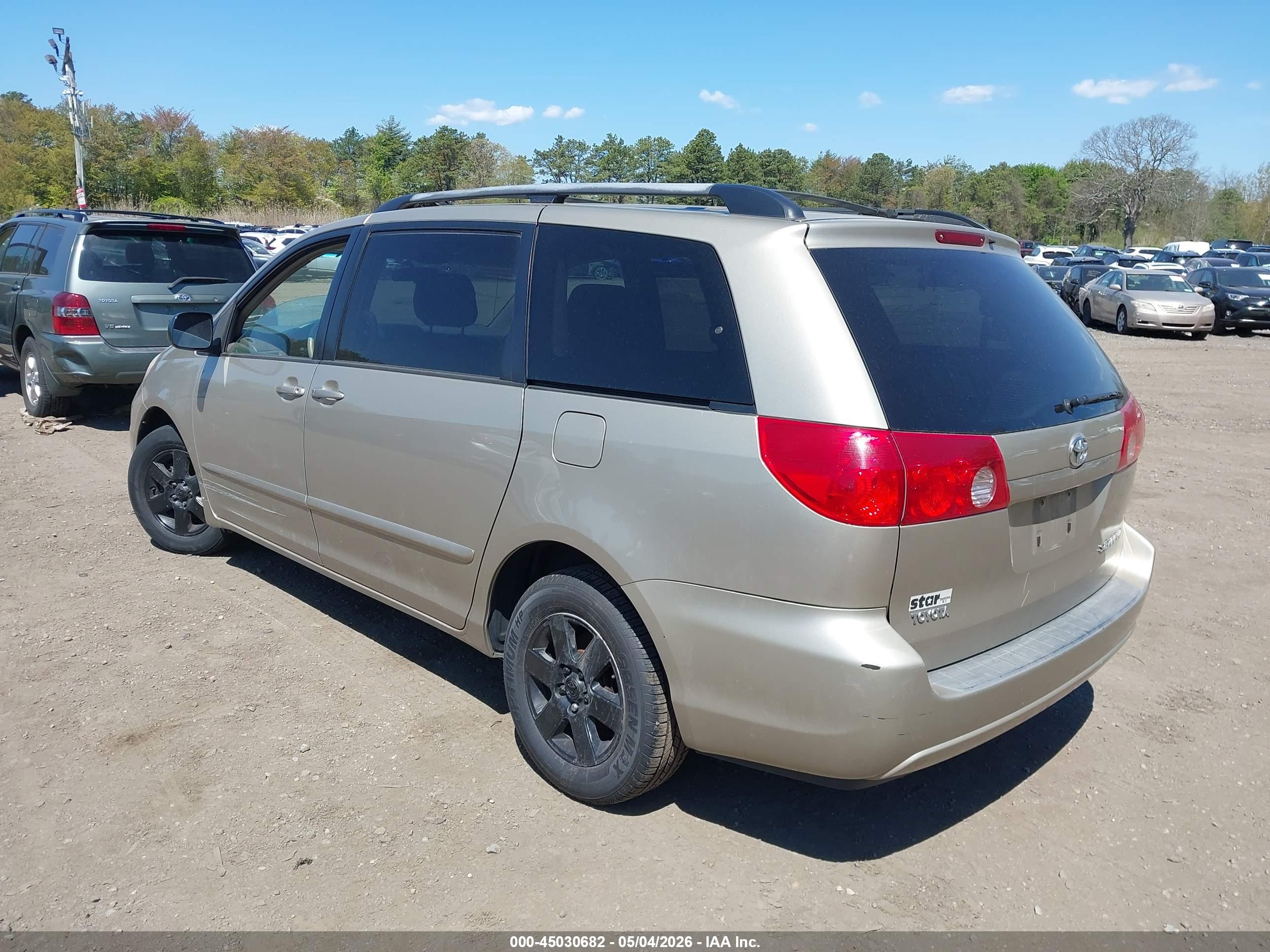 TOYOTA SIENNA image 3