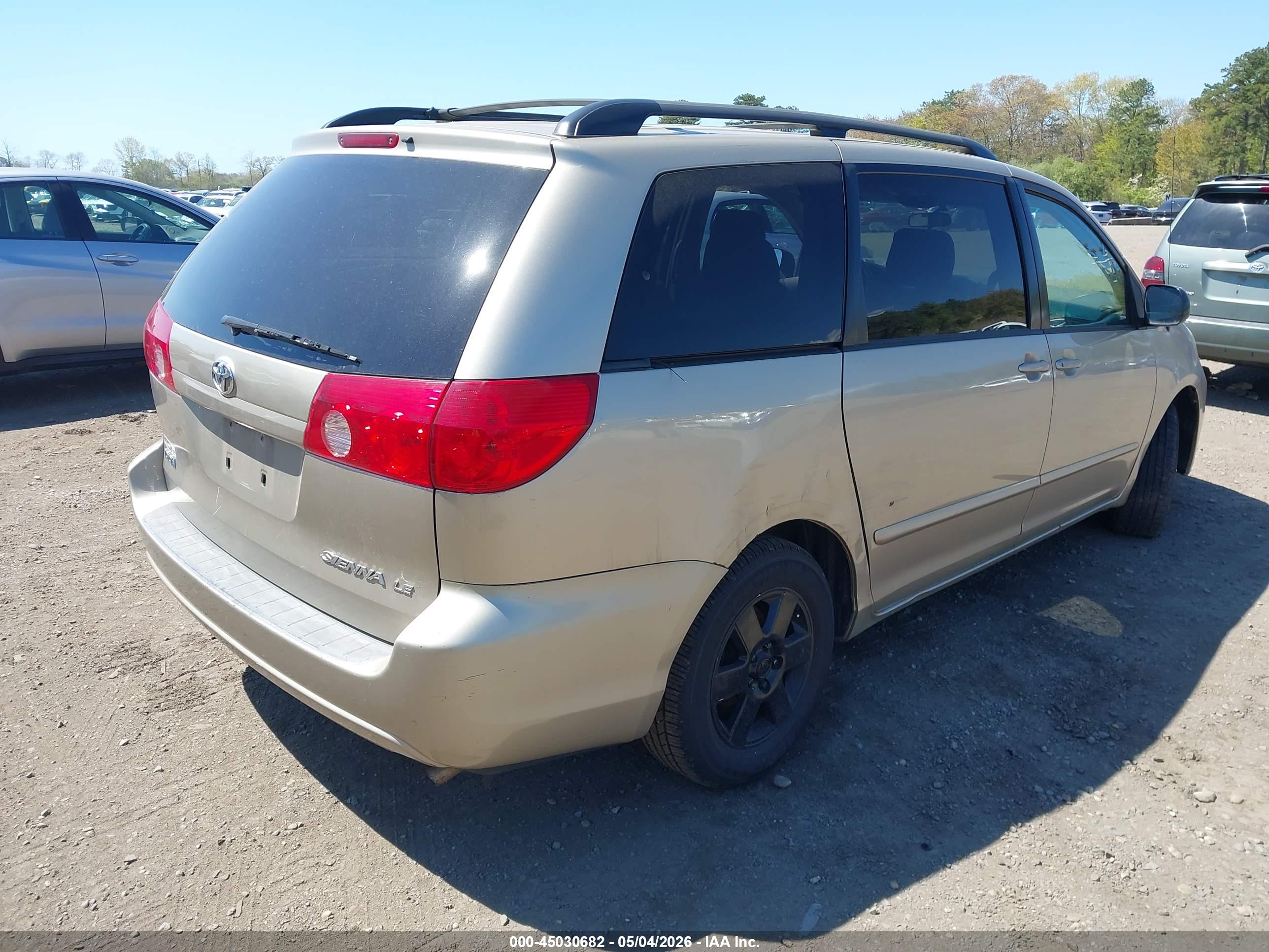 TOYOTA SIENNA image 4