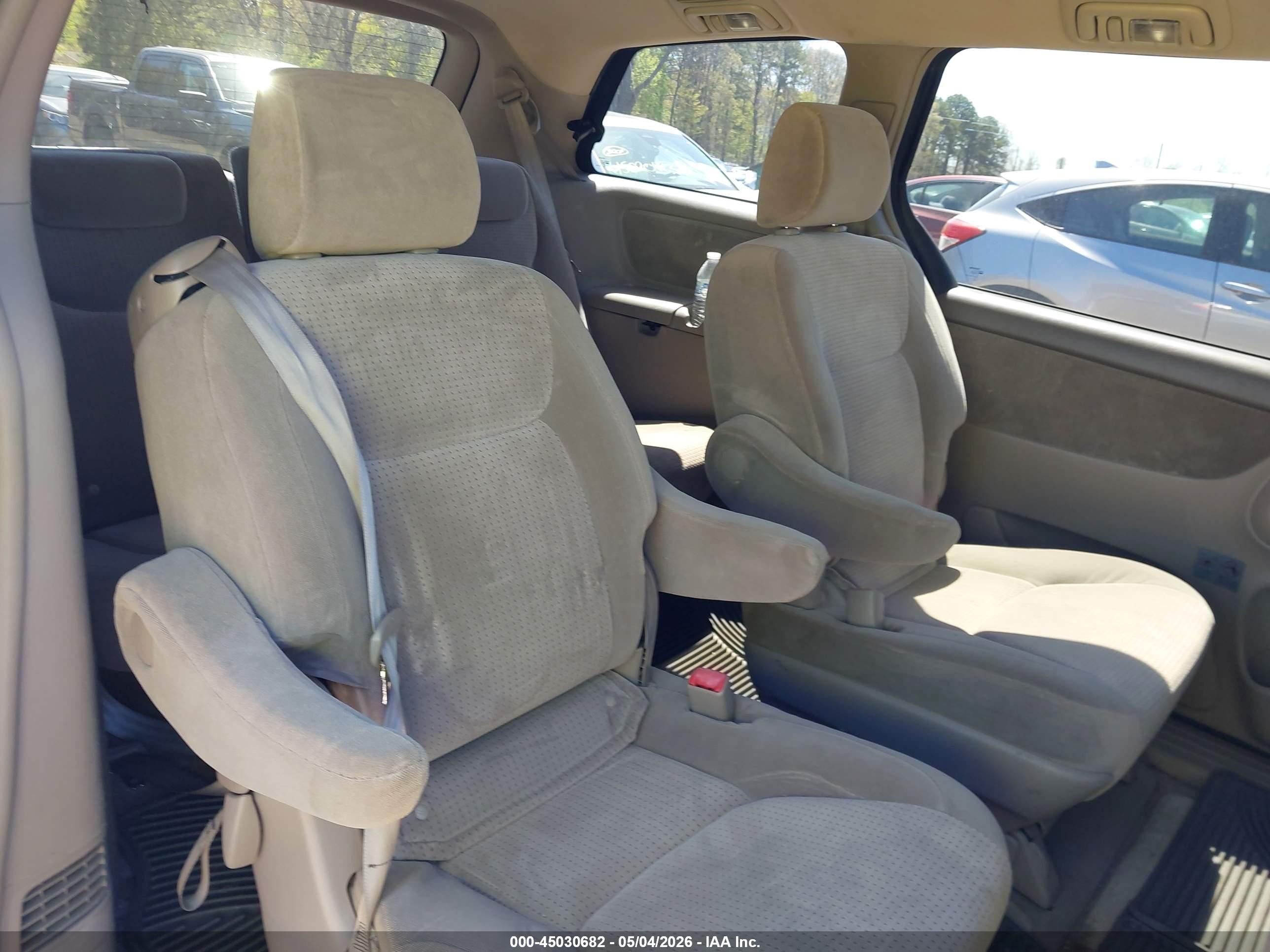 TOYOTA SIENNA image 8