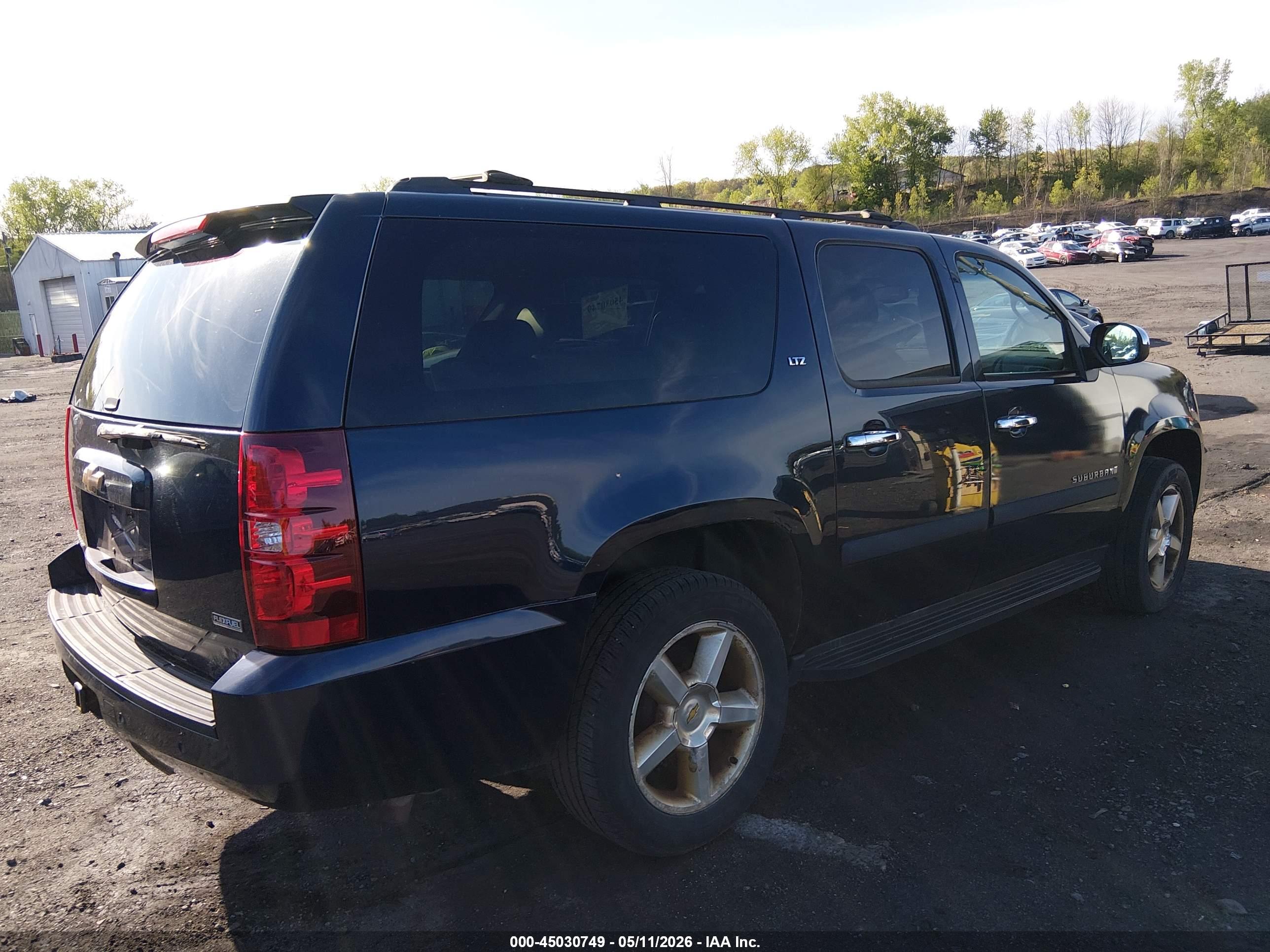 CHEVROLET SUBURBAN image 4