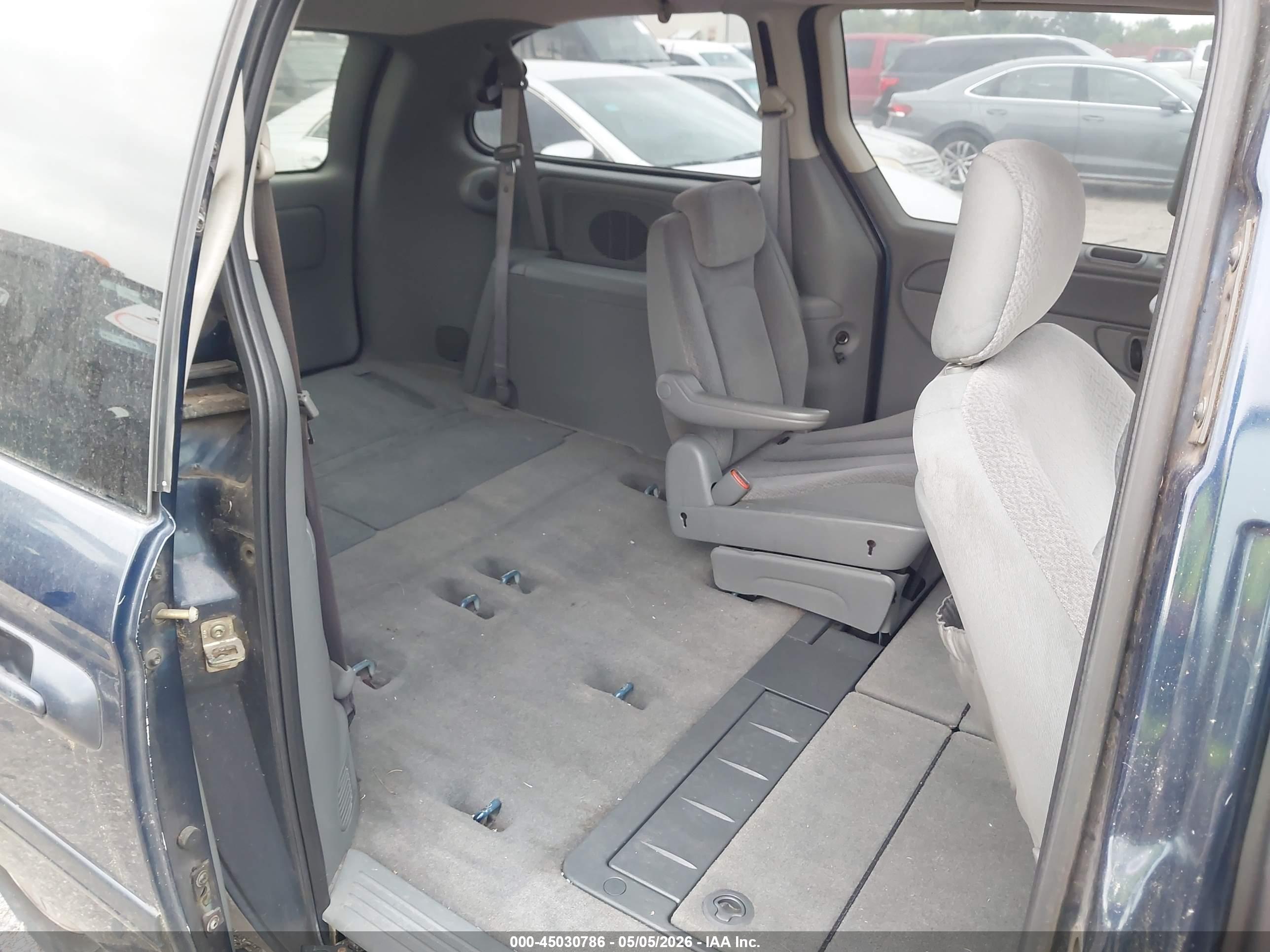 CHRYSLER TOWN image 8