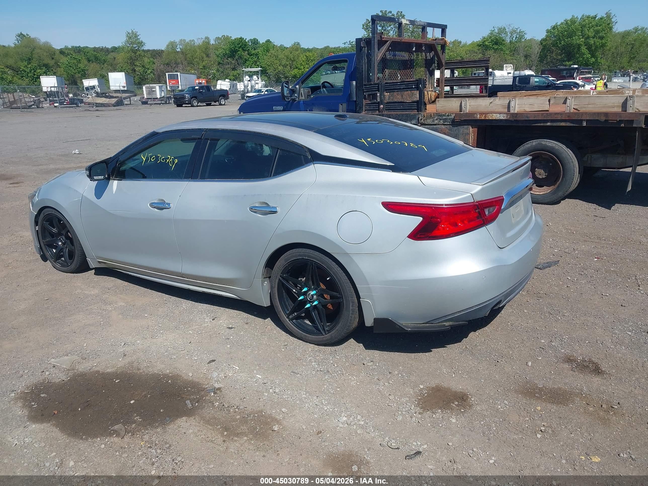 NISSAN MAXIMA image 3