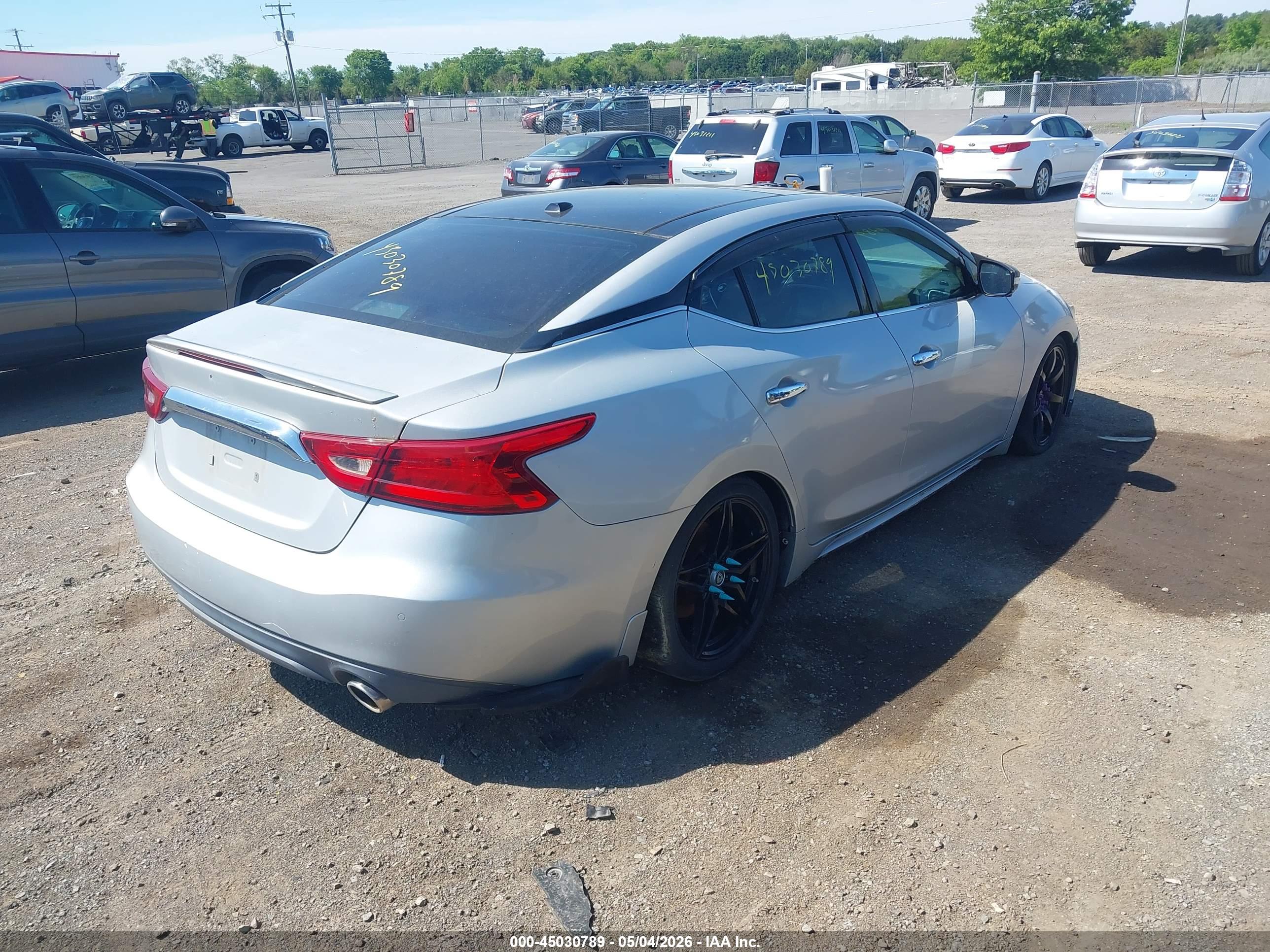 NISSAN MAXIMA image 4