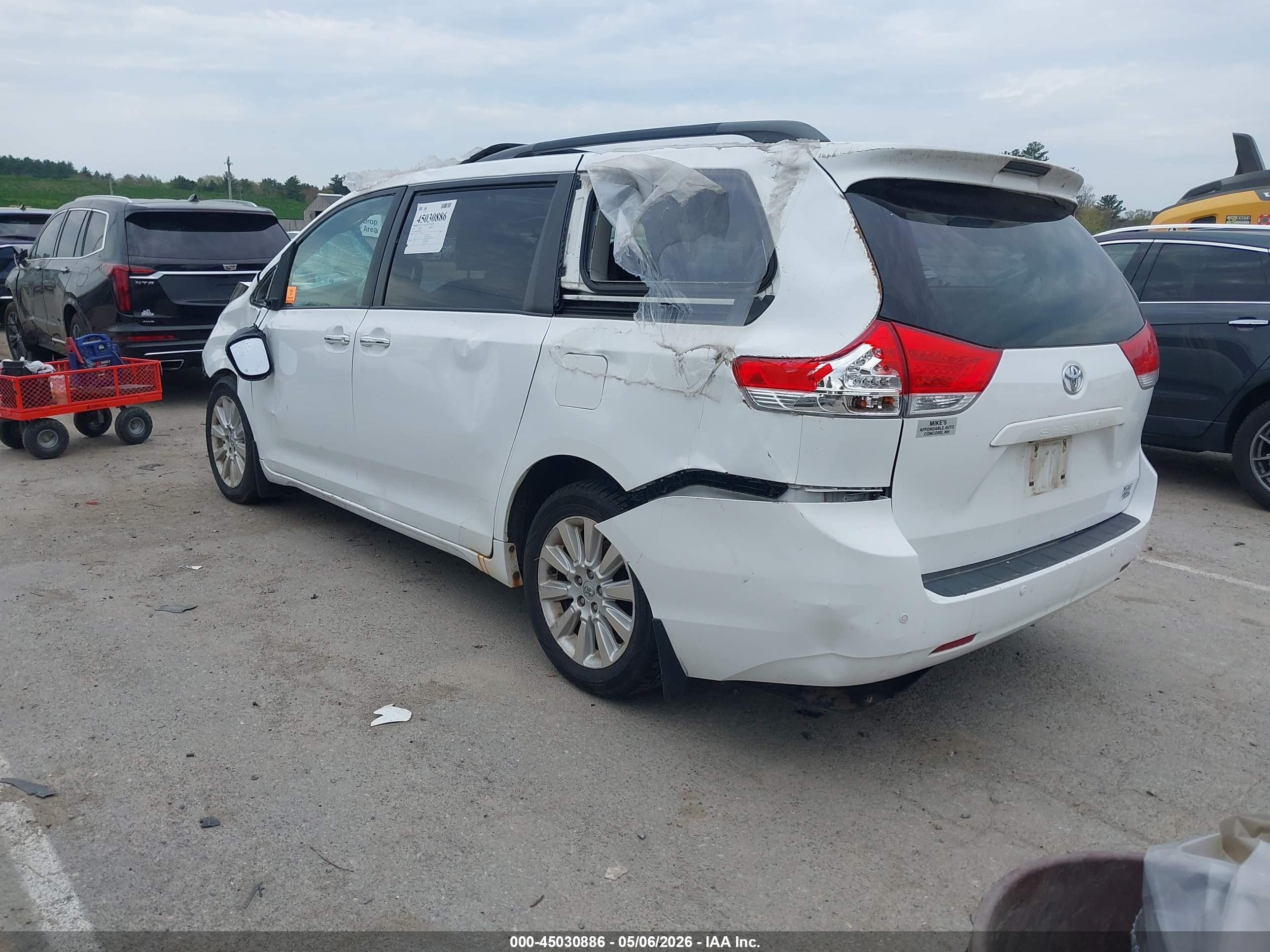 TOYOTA SIENNA image 3