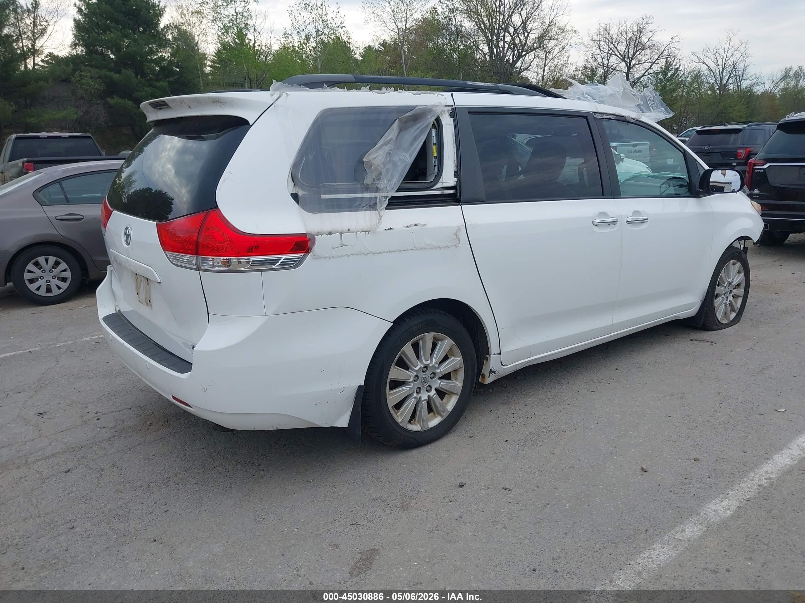 TOYOTA SIENNA image 4