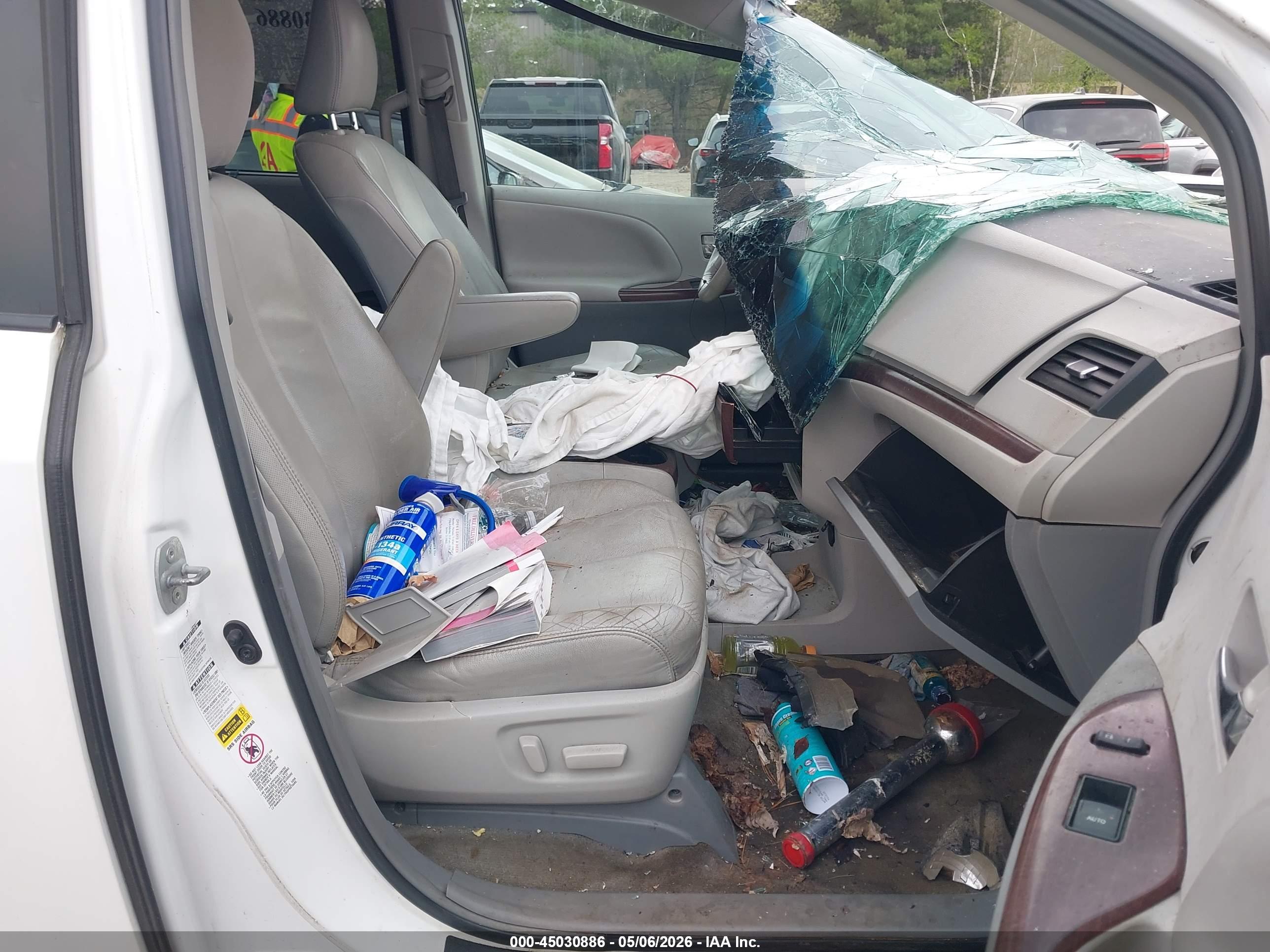 TOYOTA SIENNA image 5