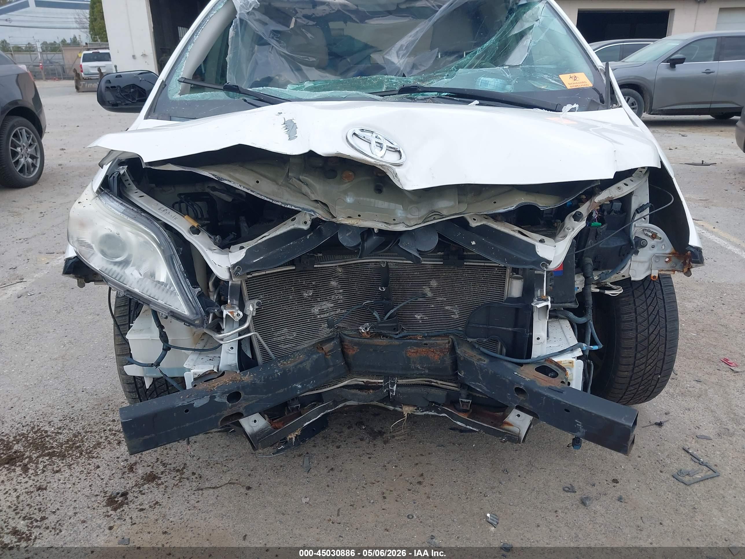 TOYOTA SIENNA image 6