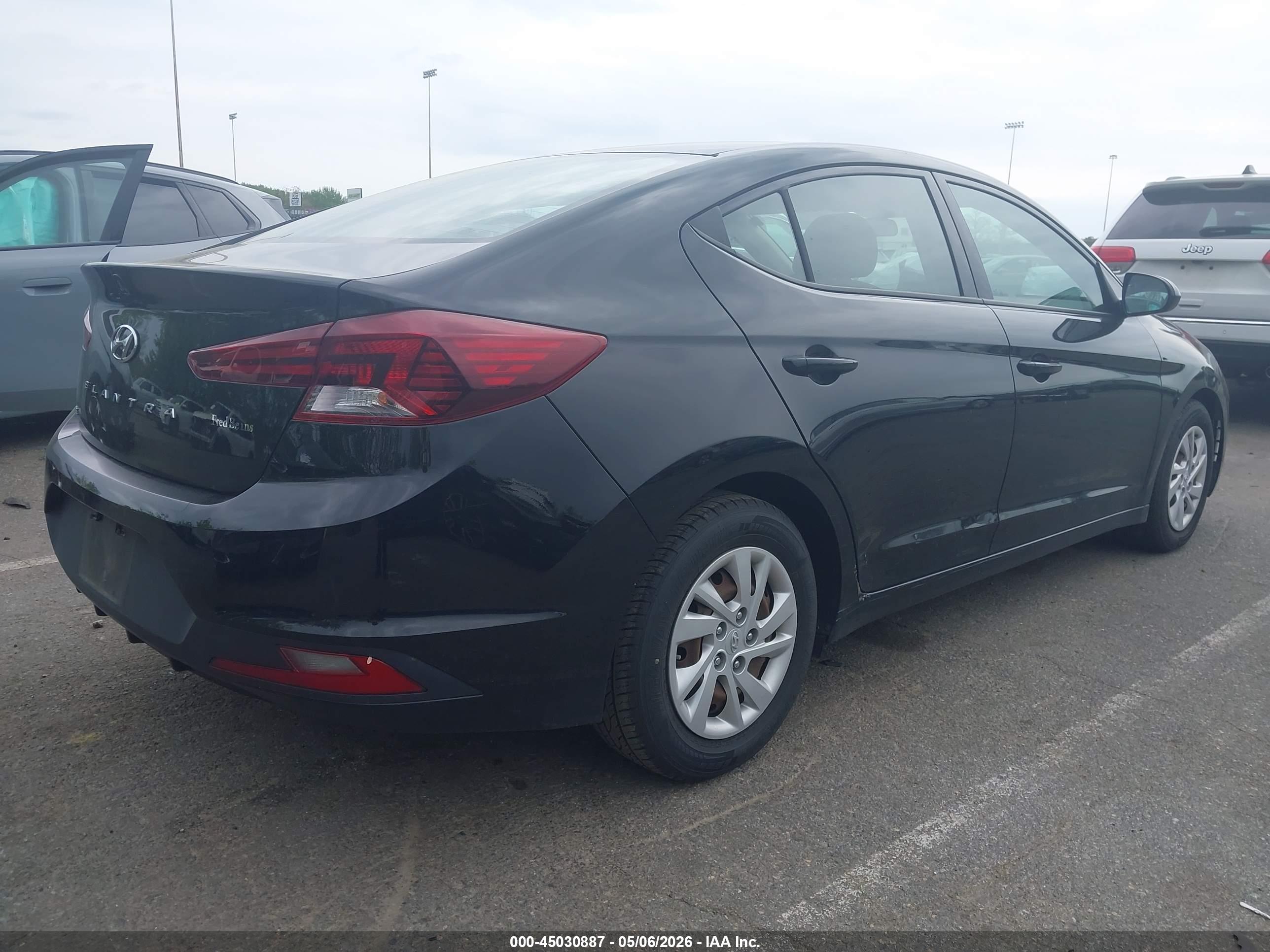 HYUNDAI ELANTRA image 4