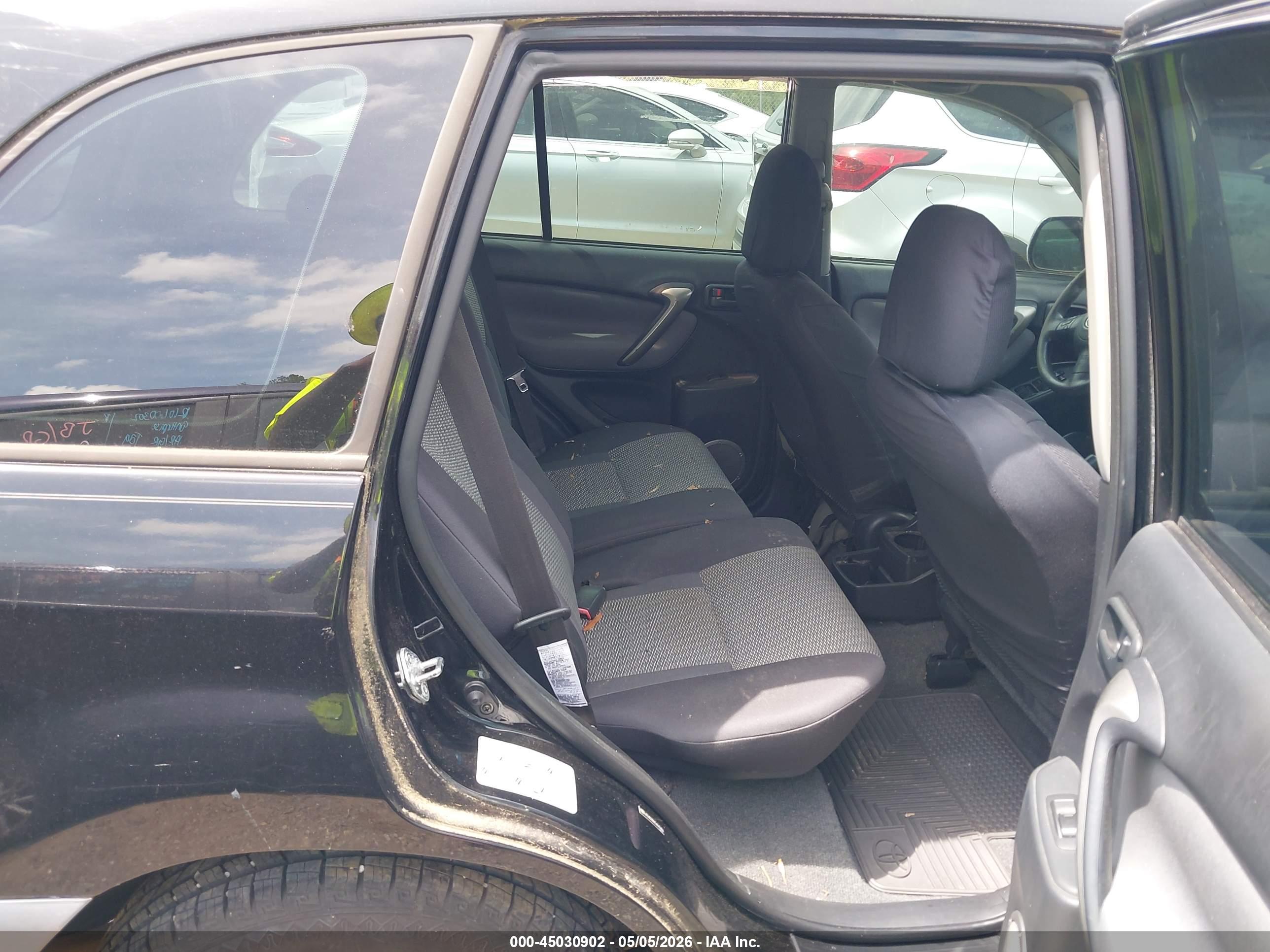 TOYOTA RAV4 image 8