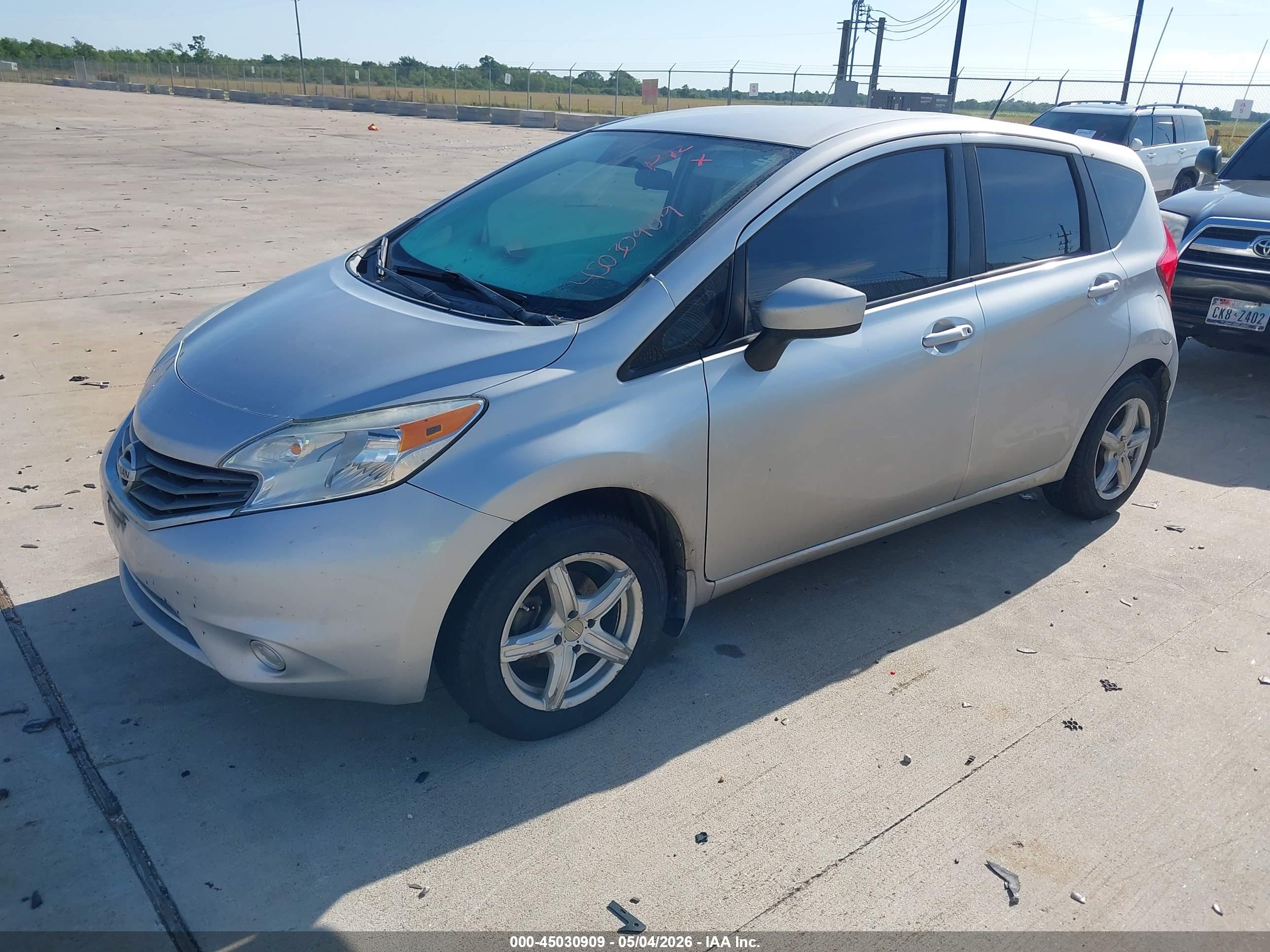 NISSAN VERSA image 2