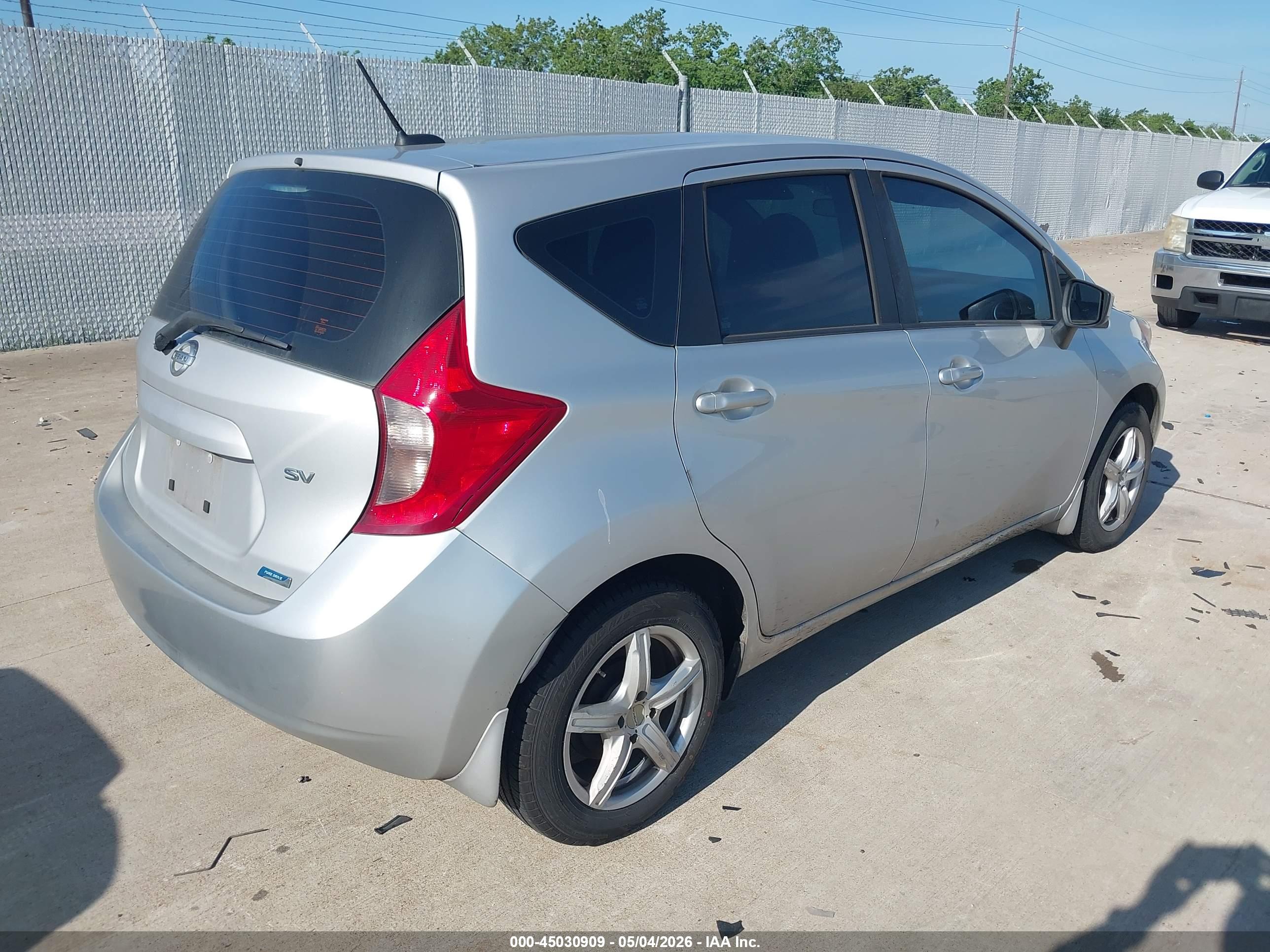 NISSAN VERSA image 4