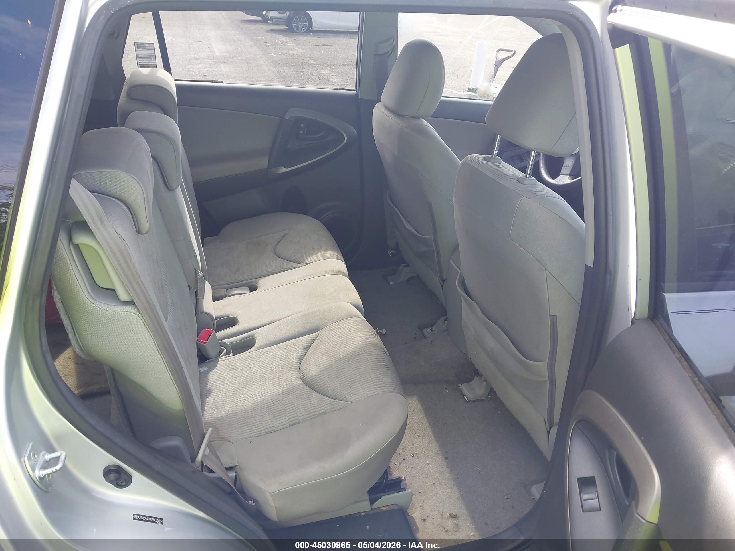 TOYOTA RAV4 image 8