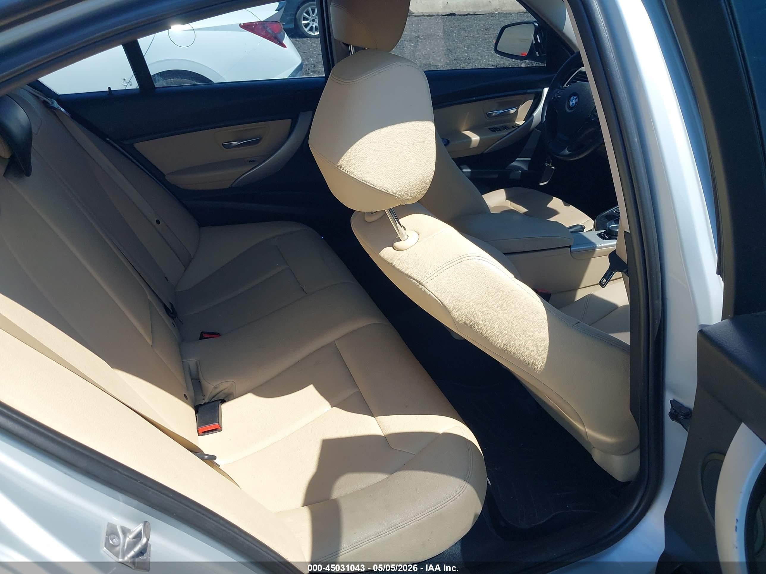 BMW 320I image 8