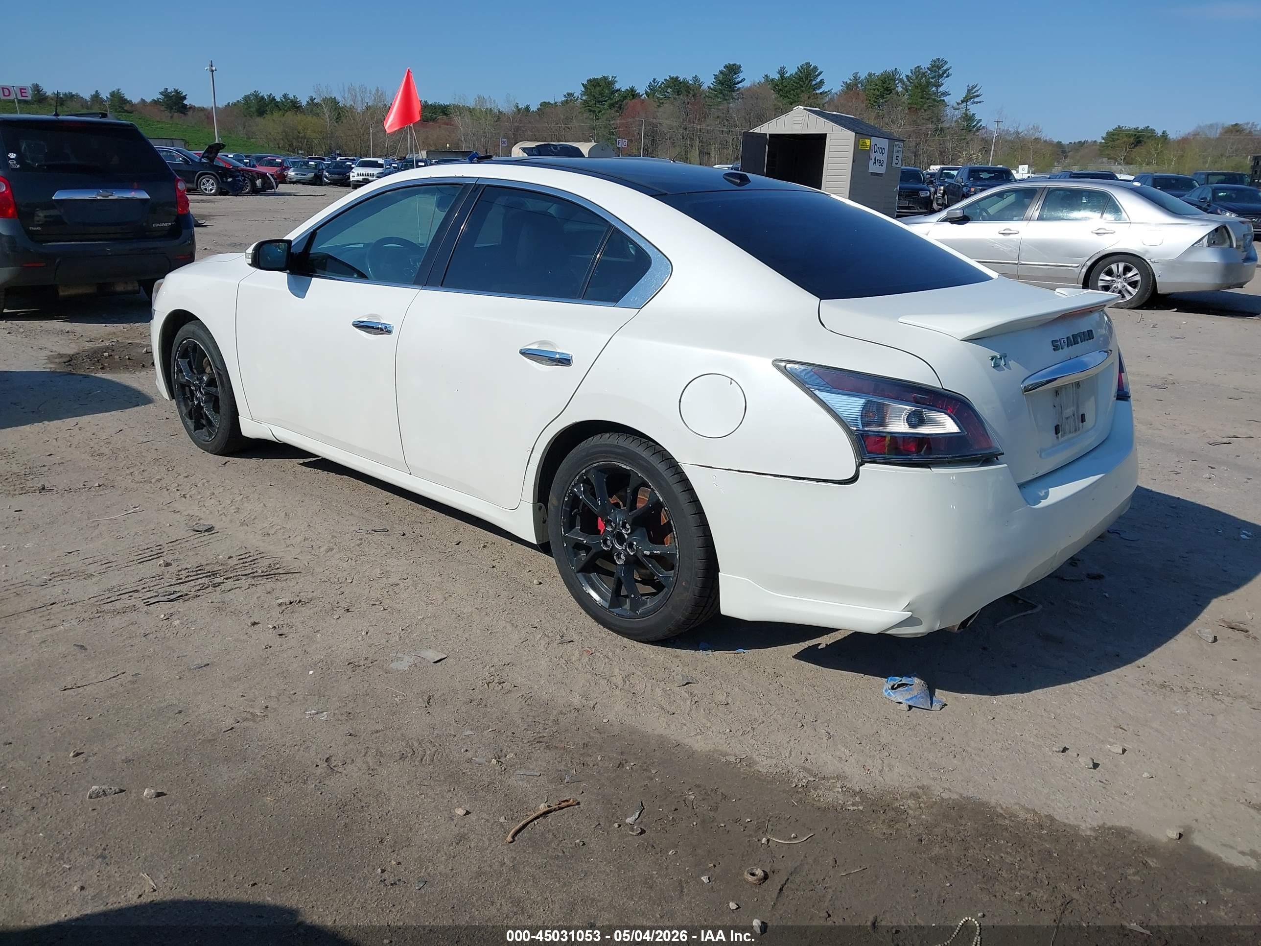 NISSAN MAXIMA image 3