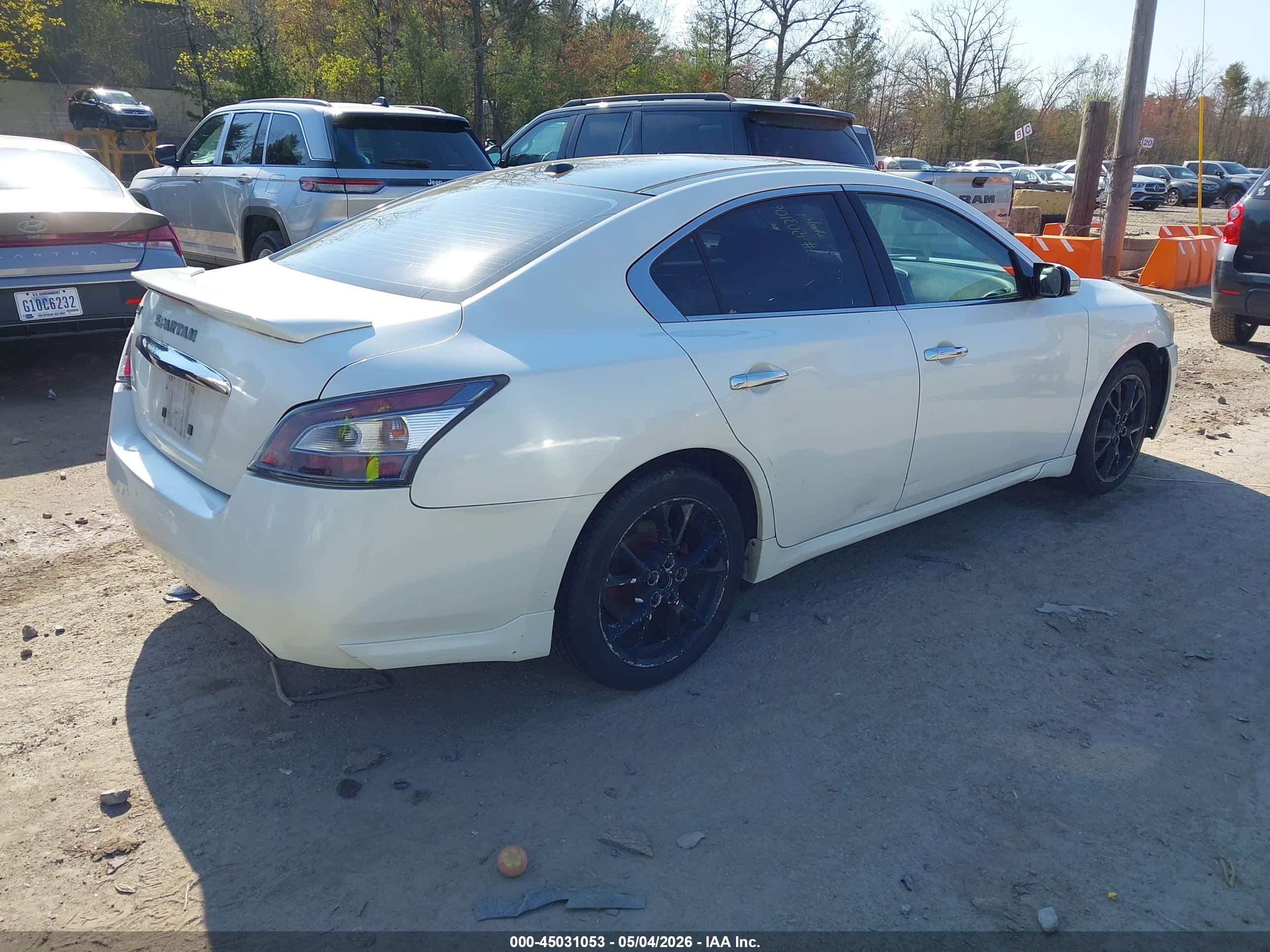 NISSAN MAXIMA image 4