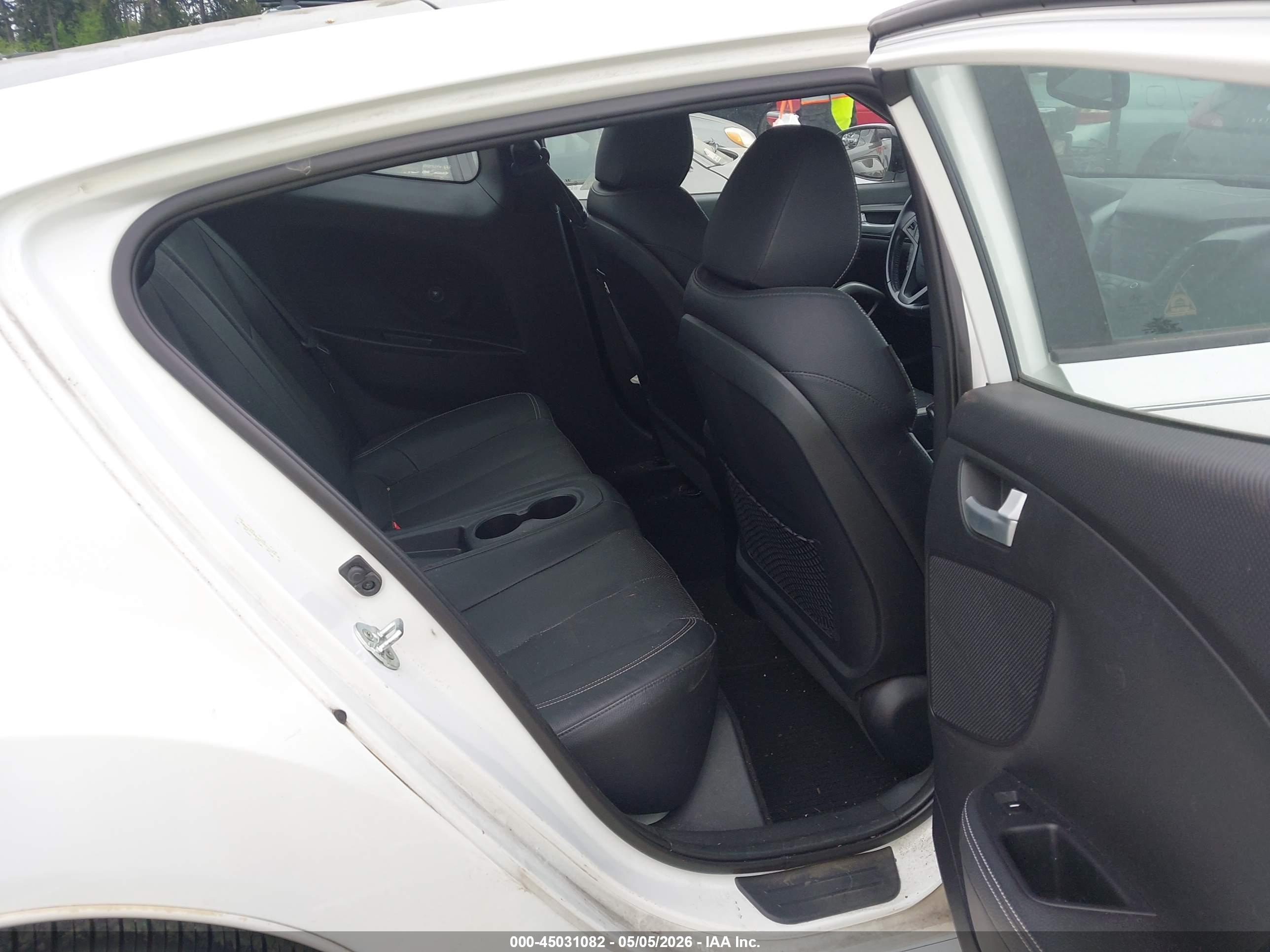 HYUNDAI VELOSTER image 8