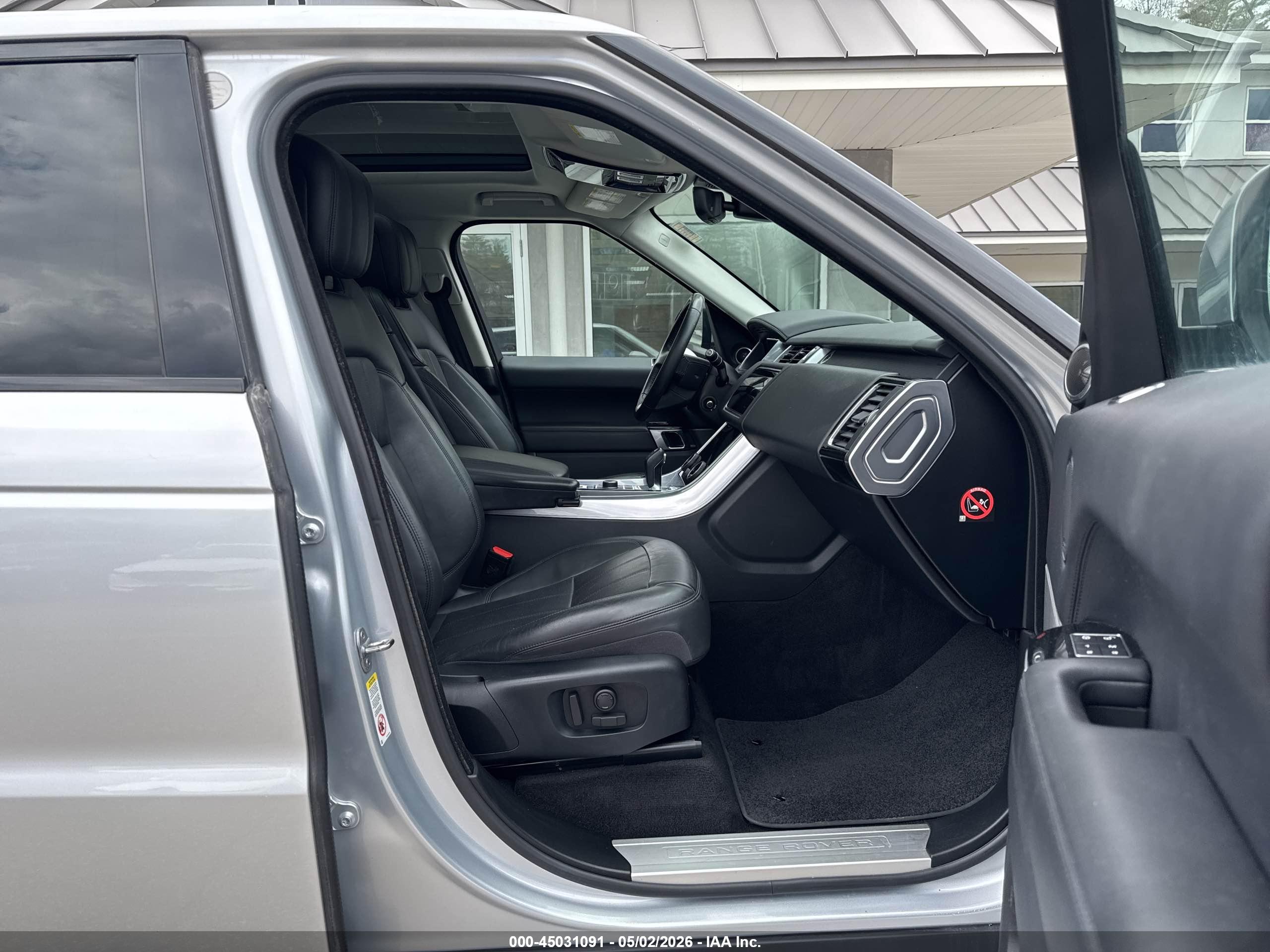 LAND ROVER image 5