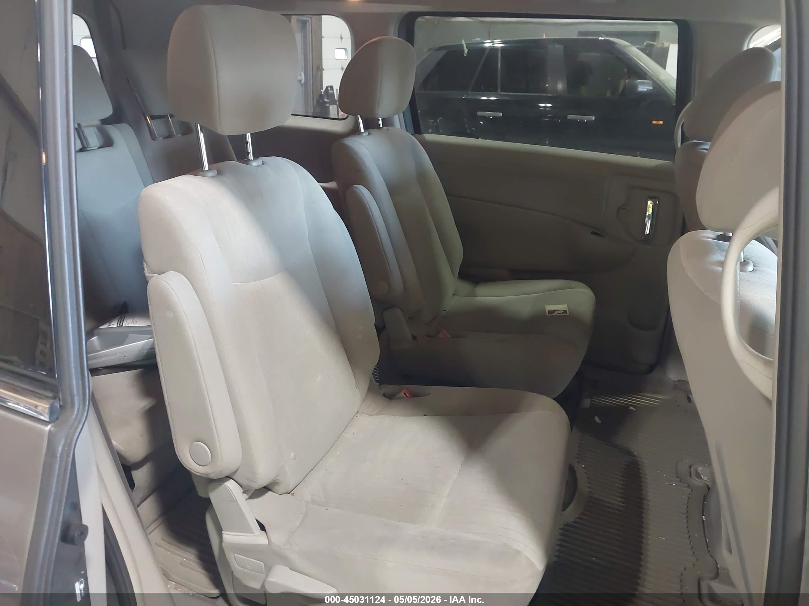 NISSAN QUEST image 8