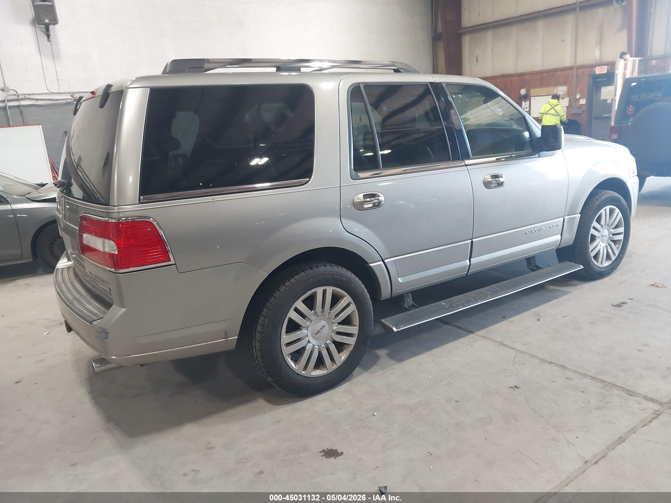LINCOLN NAVIGATOR image 4